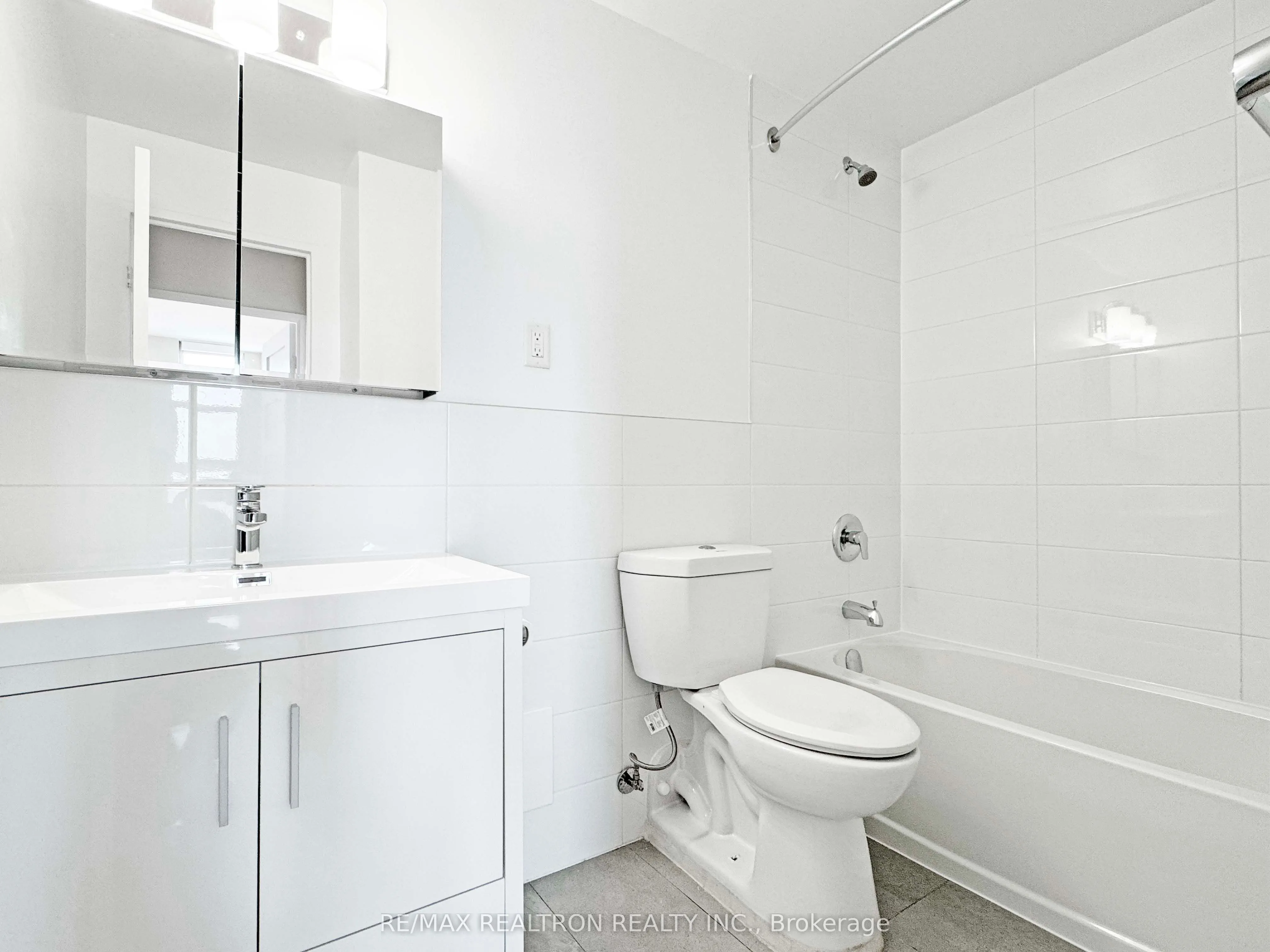 666 Spadina Avenue, #811