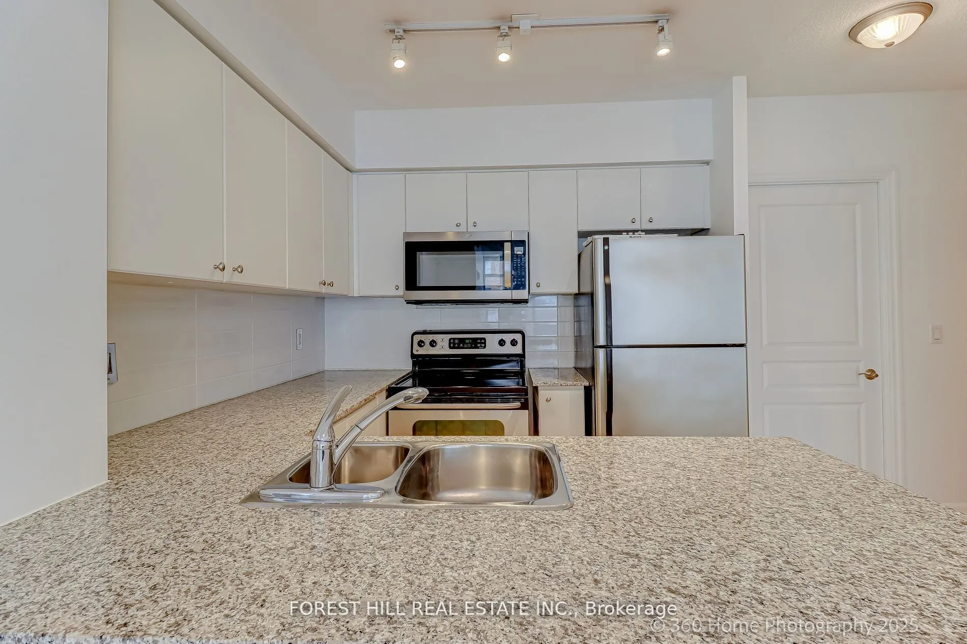 8 Scollard Street, #302