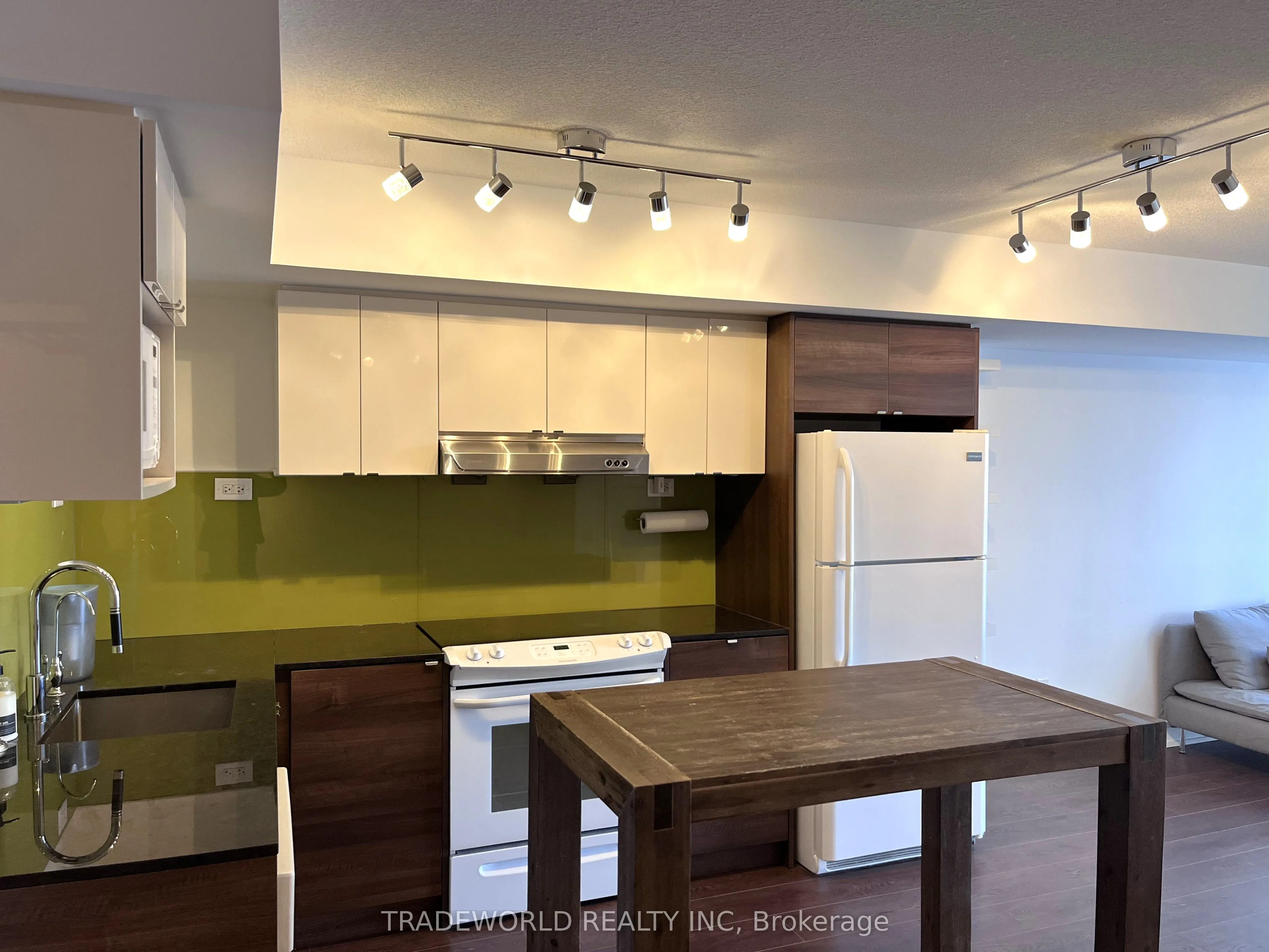 121 McMahon Drive, #1810