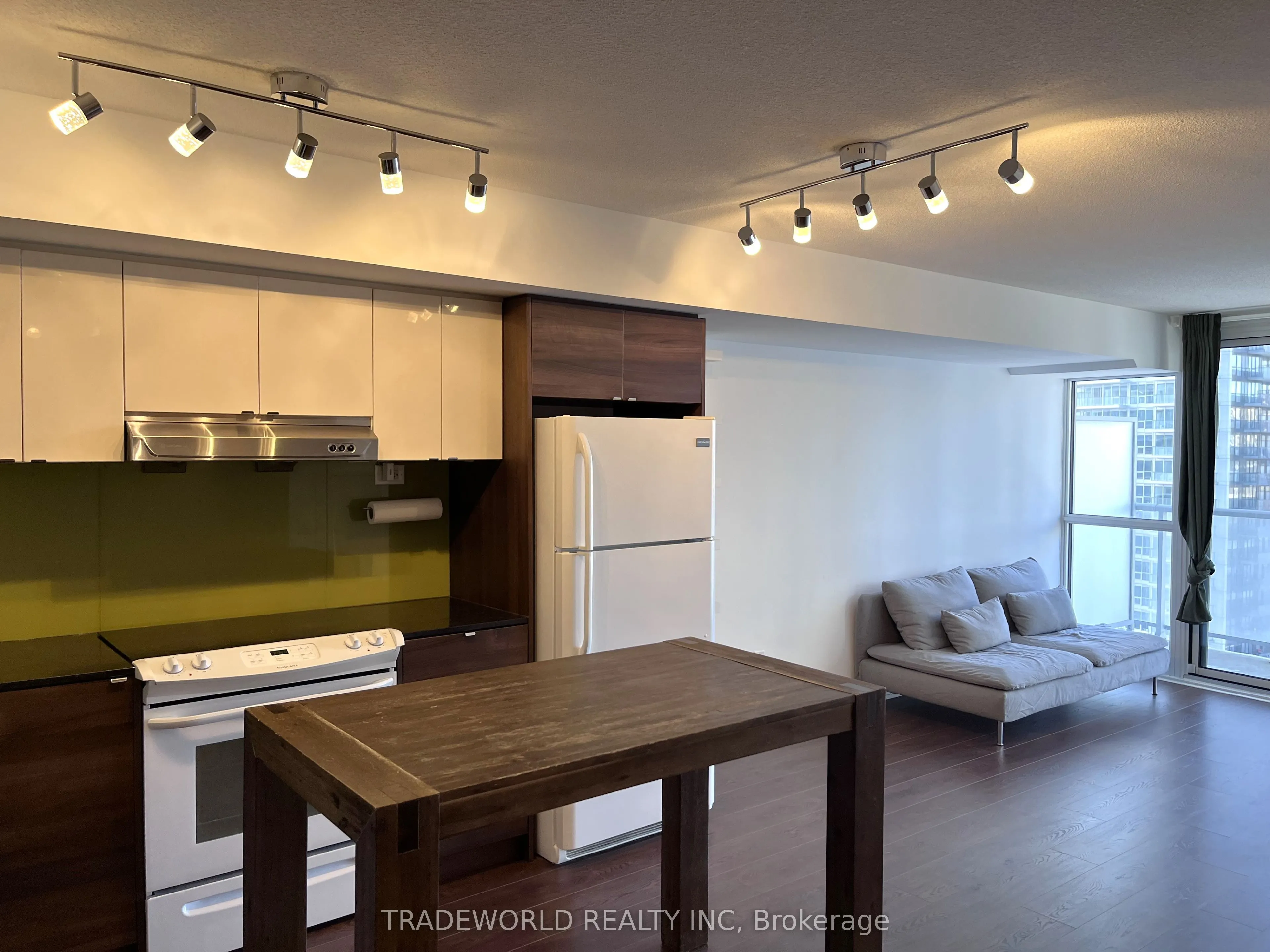 121 McMahon Drive, #1810
