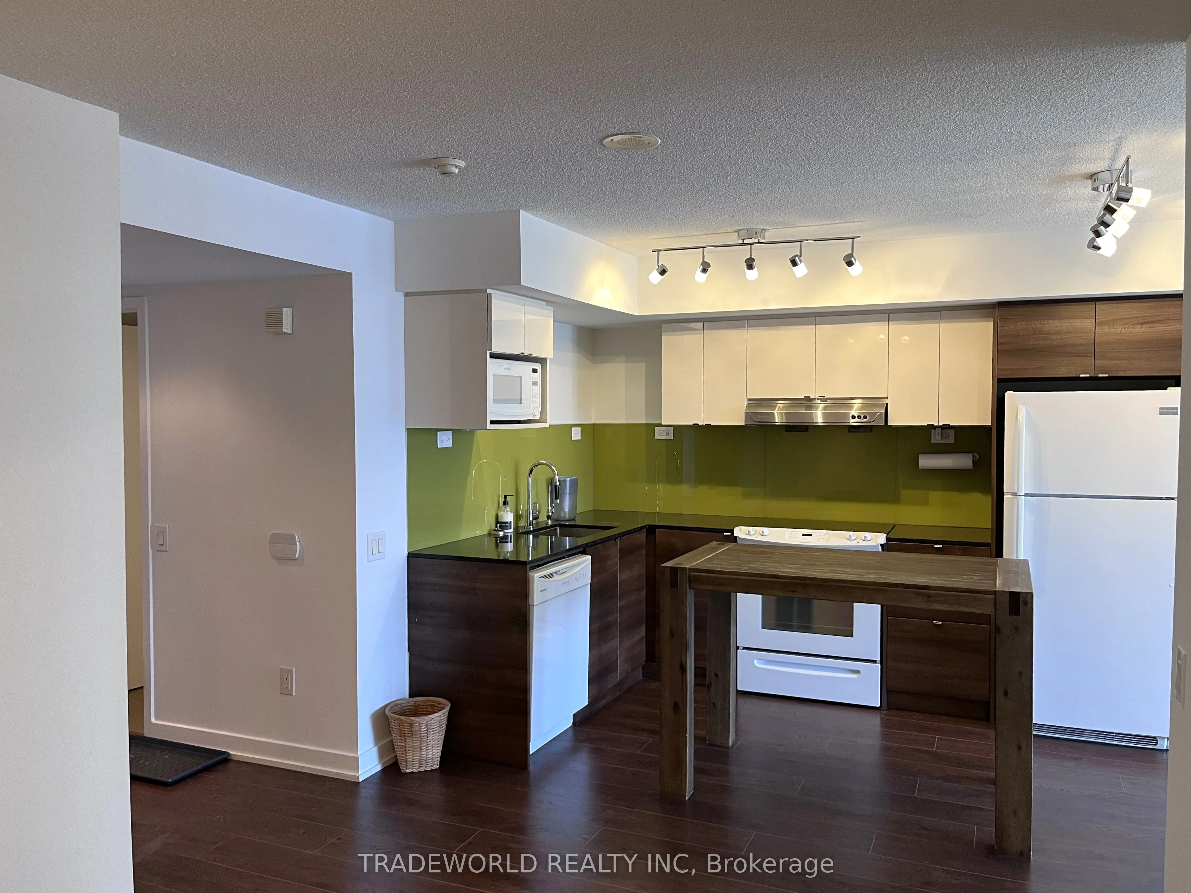 121 McMahon Drive, #1810