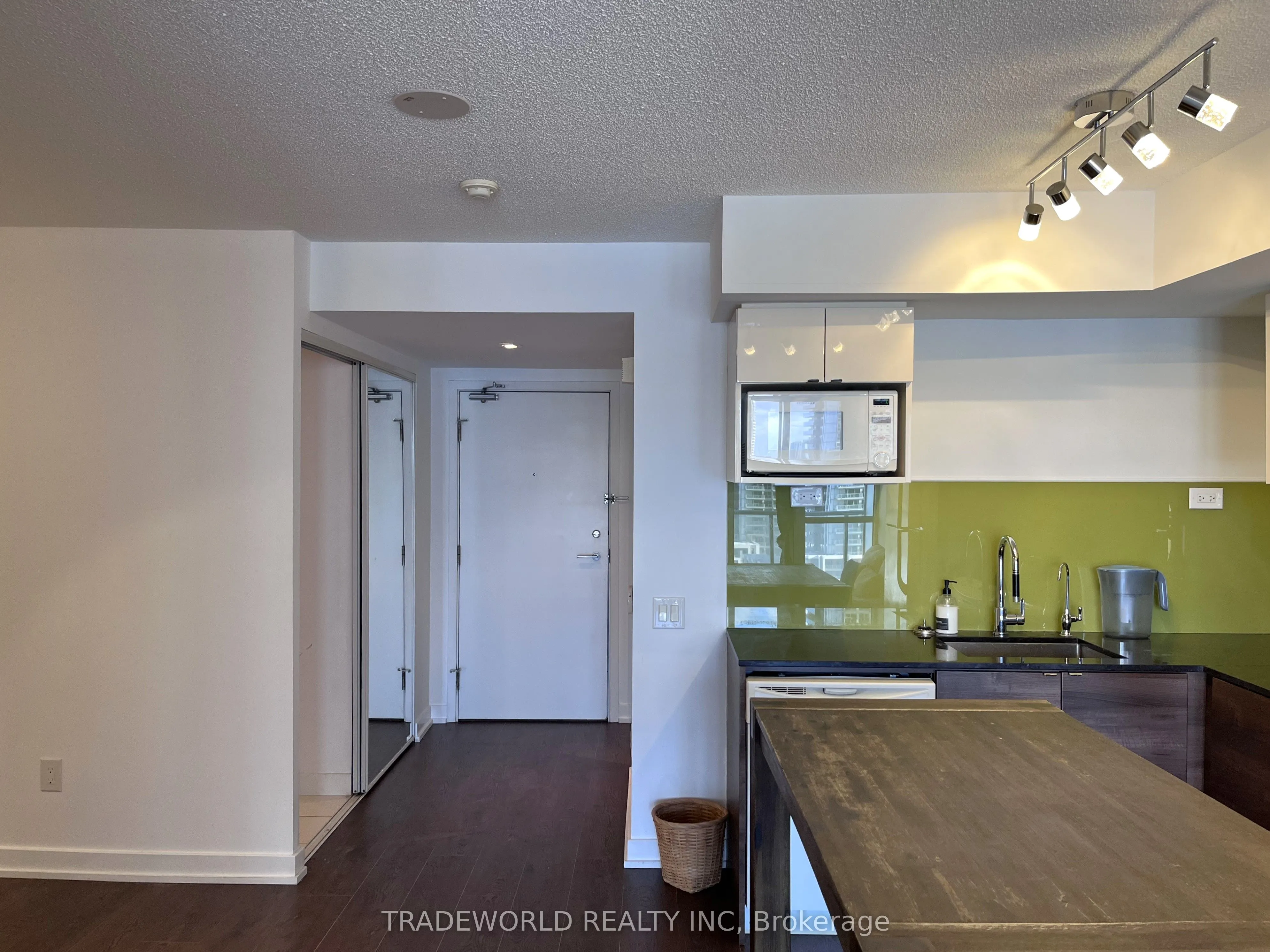 121 McMahon Drive, #1810