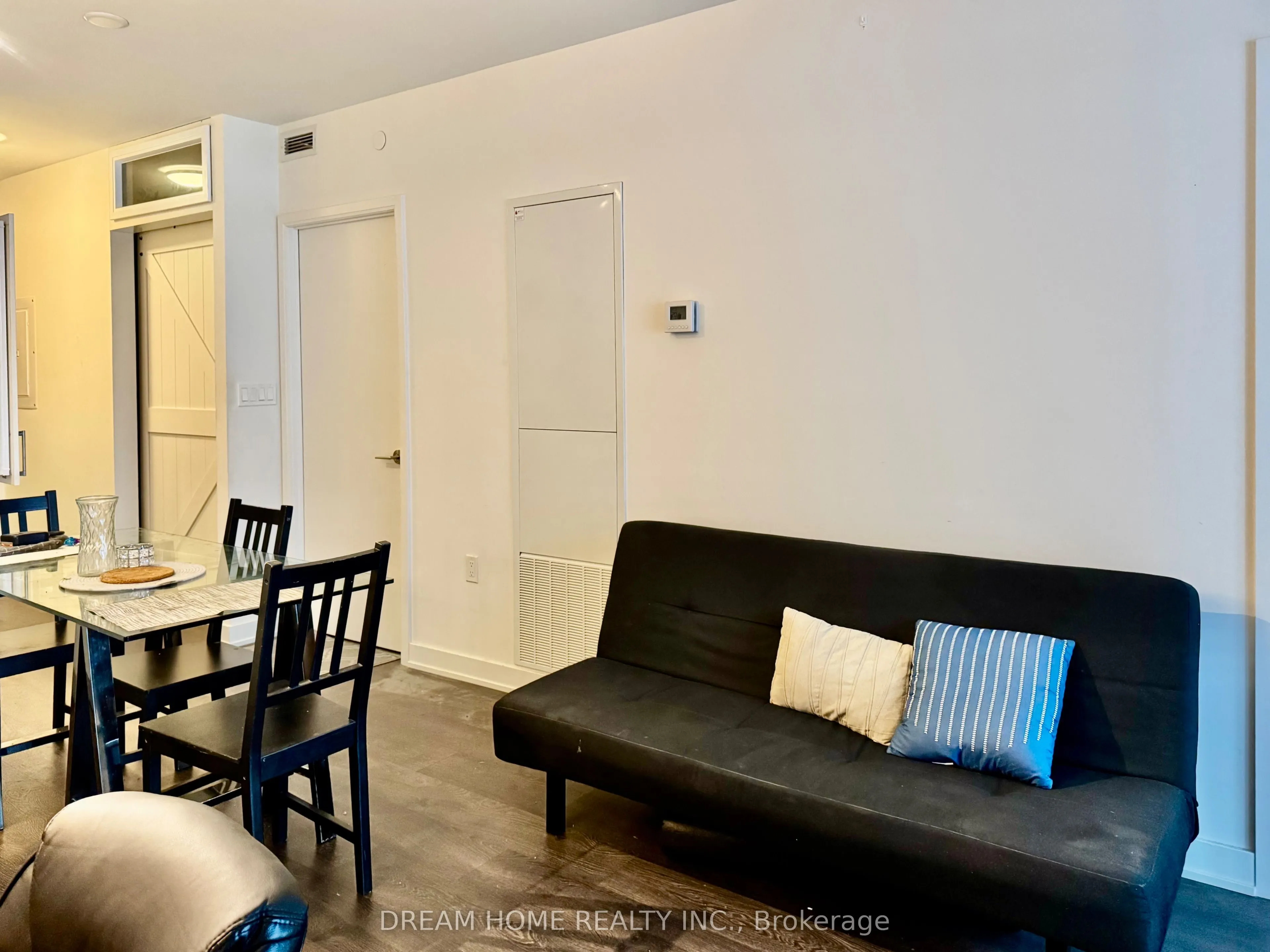 27 Bathurst Street, #617