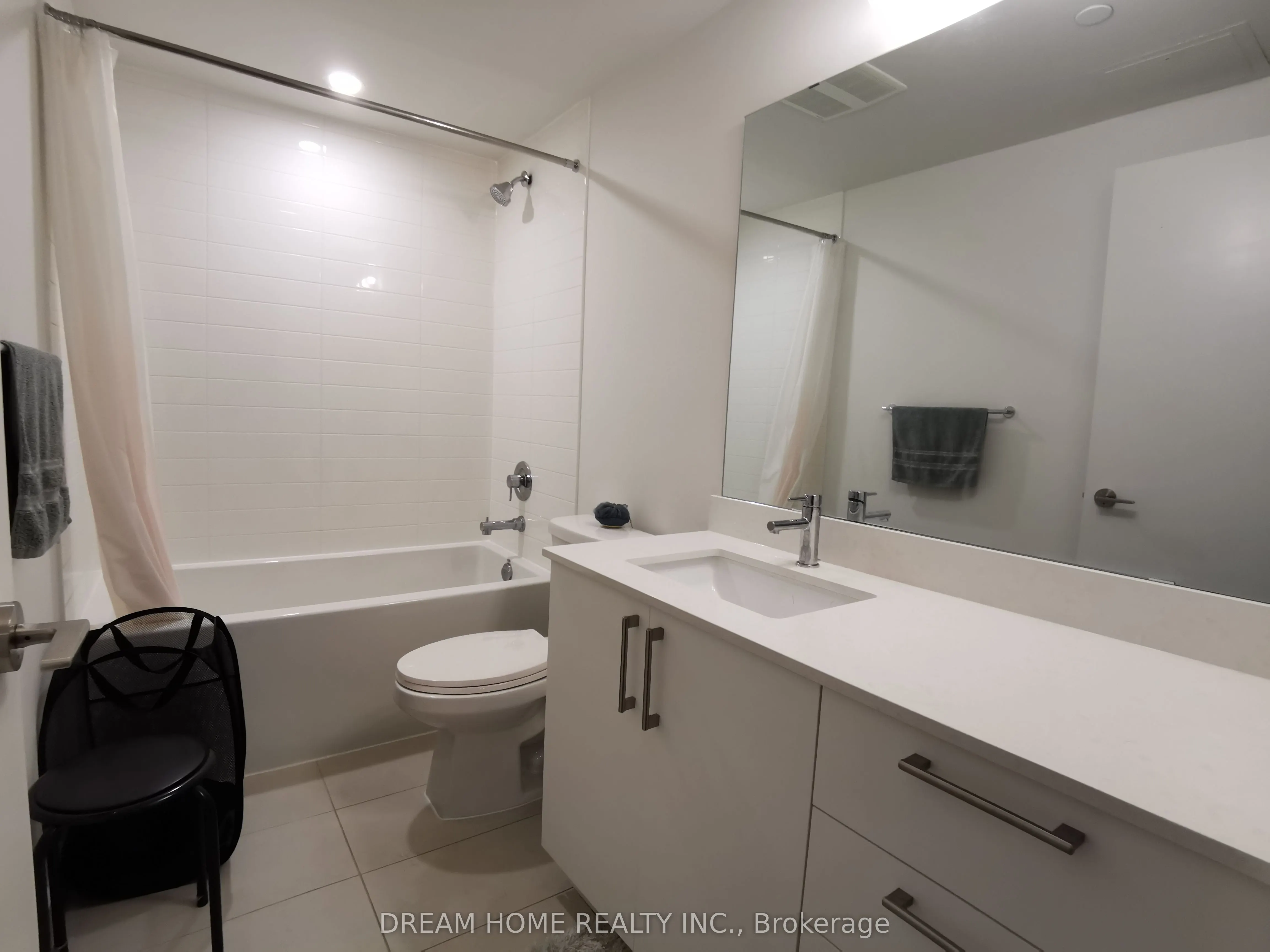 27 Bathurst Street, #617