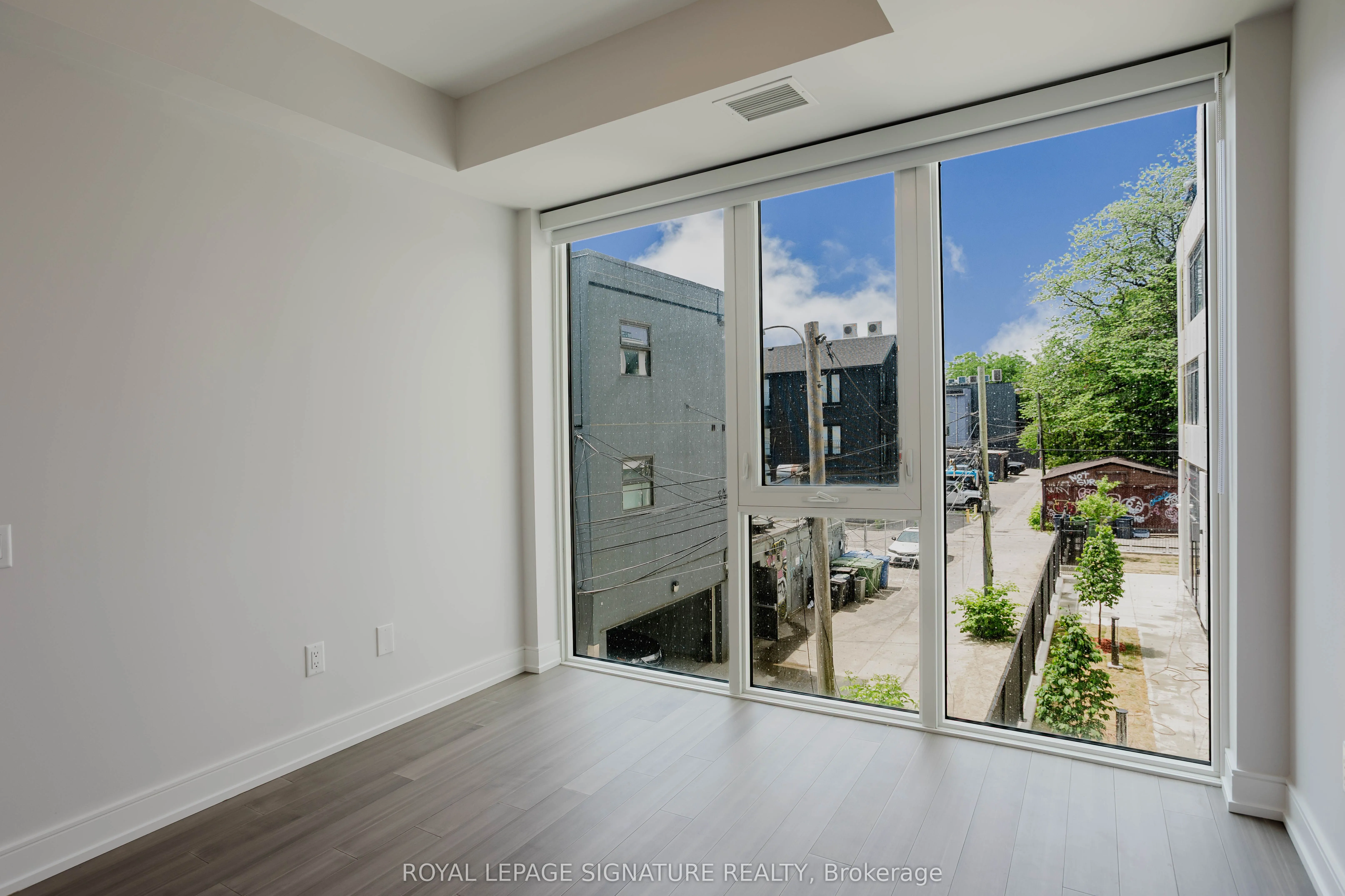 664 Spadina Avenue, #215