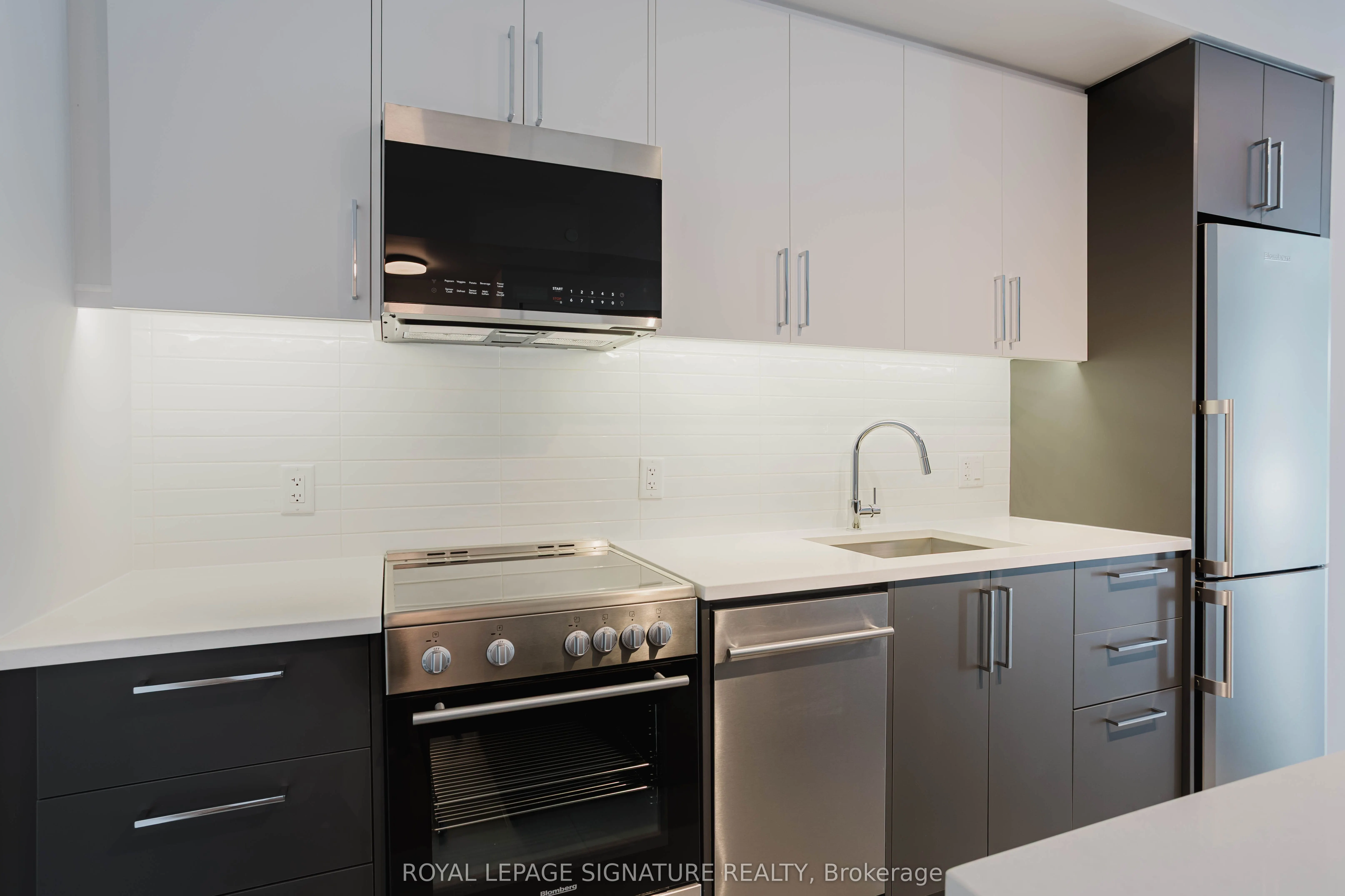 664 Spadina Avenue, #215