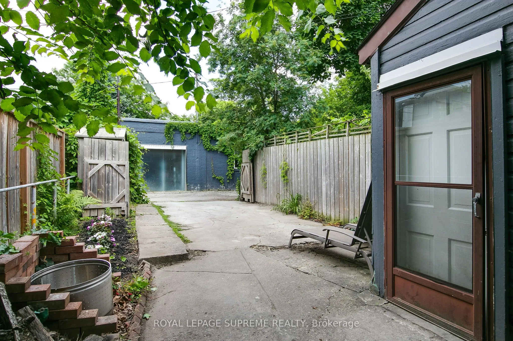 255 Howland Avenue