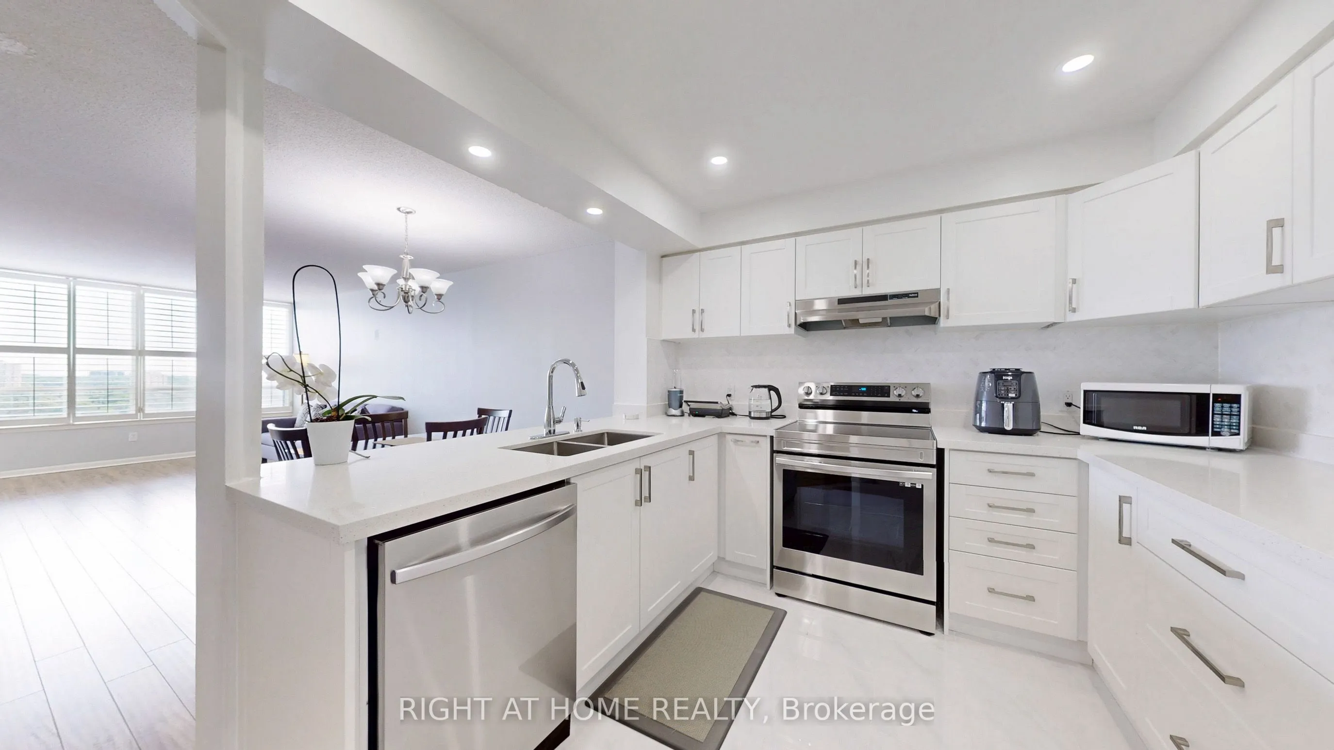 1121 Steeles Avenue W, #PH202