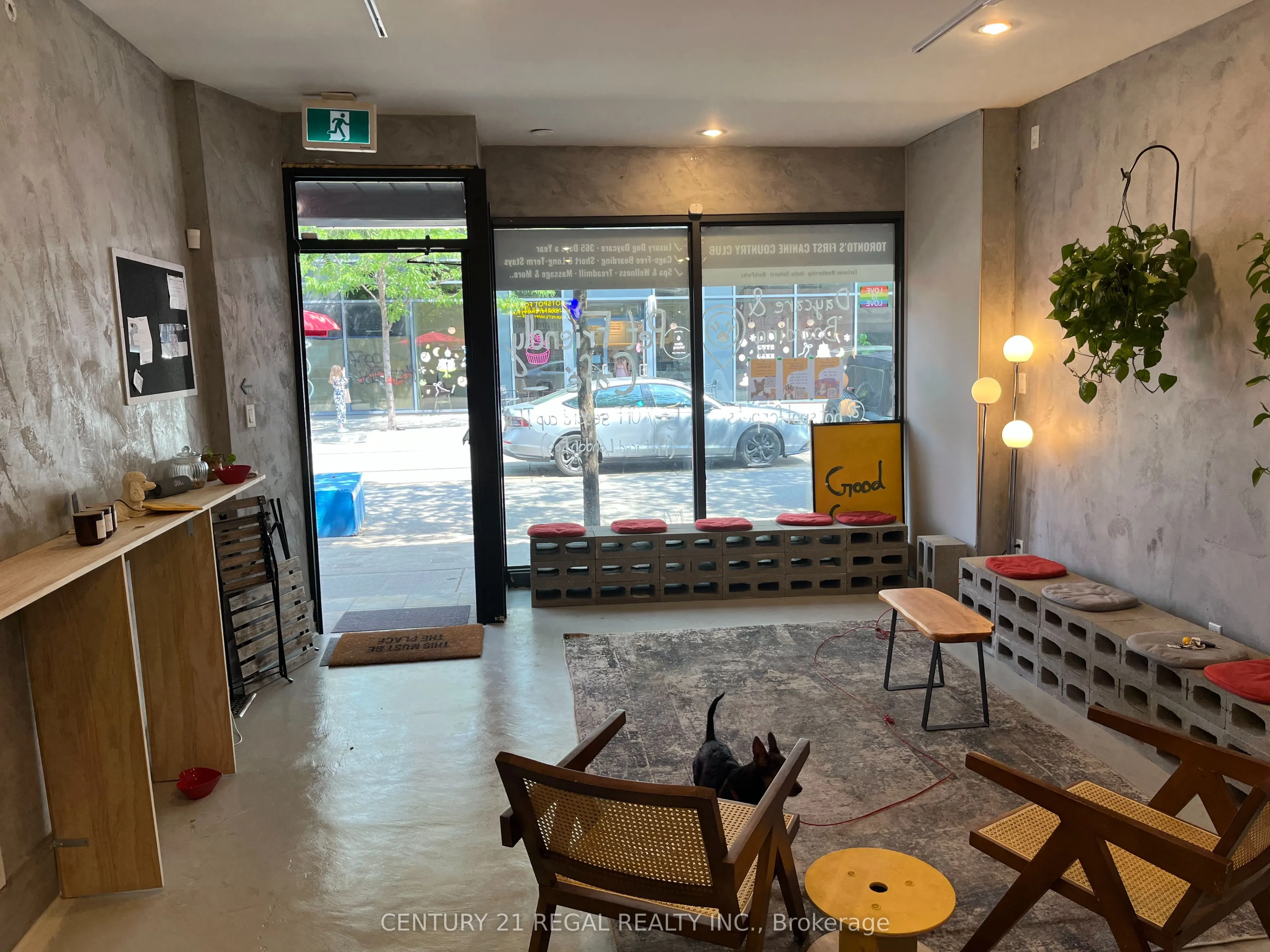 867 DUNDAS Street W