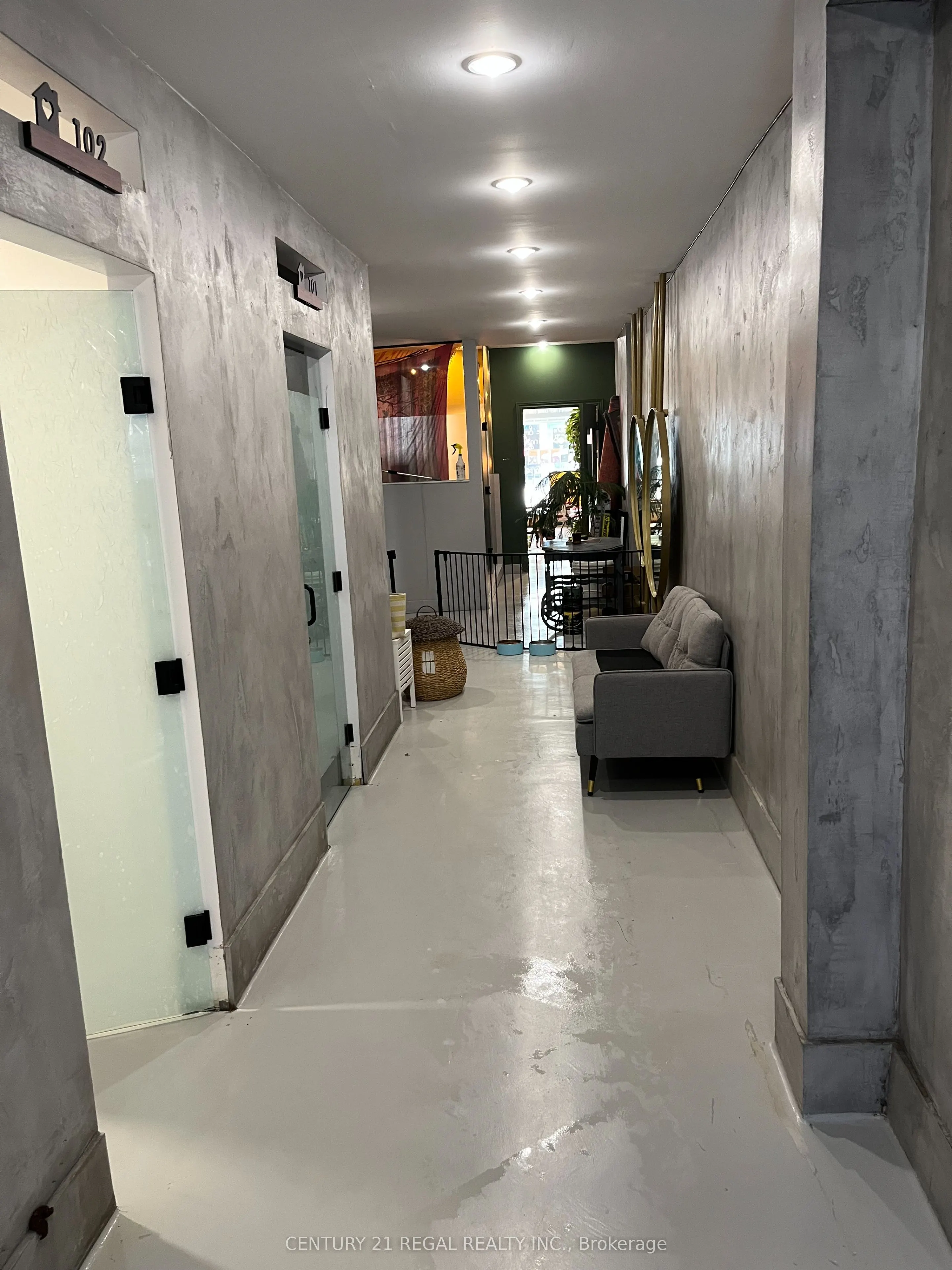 867 DUNDAS Street W