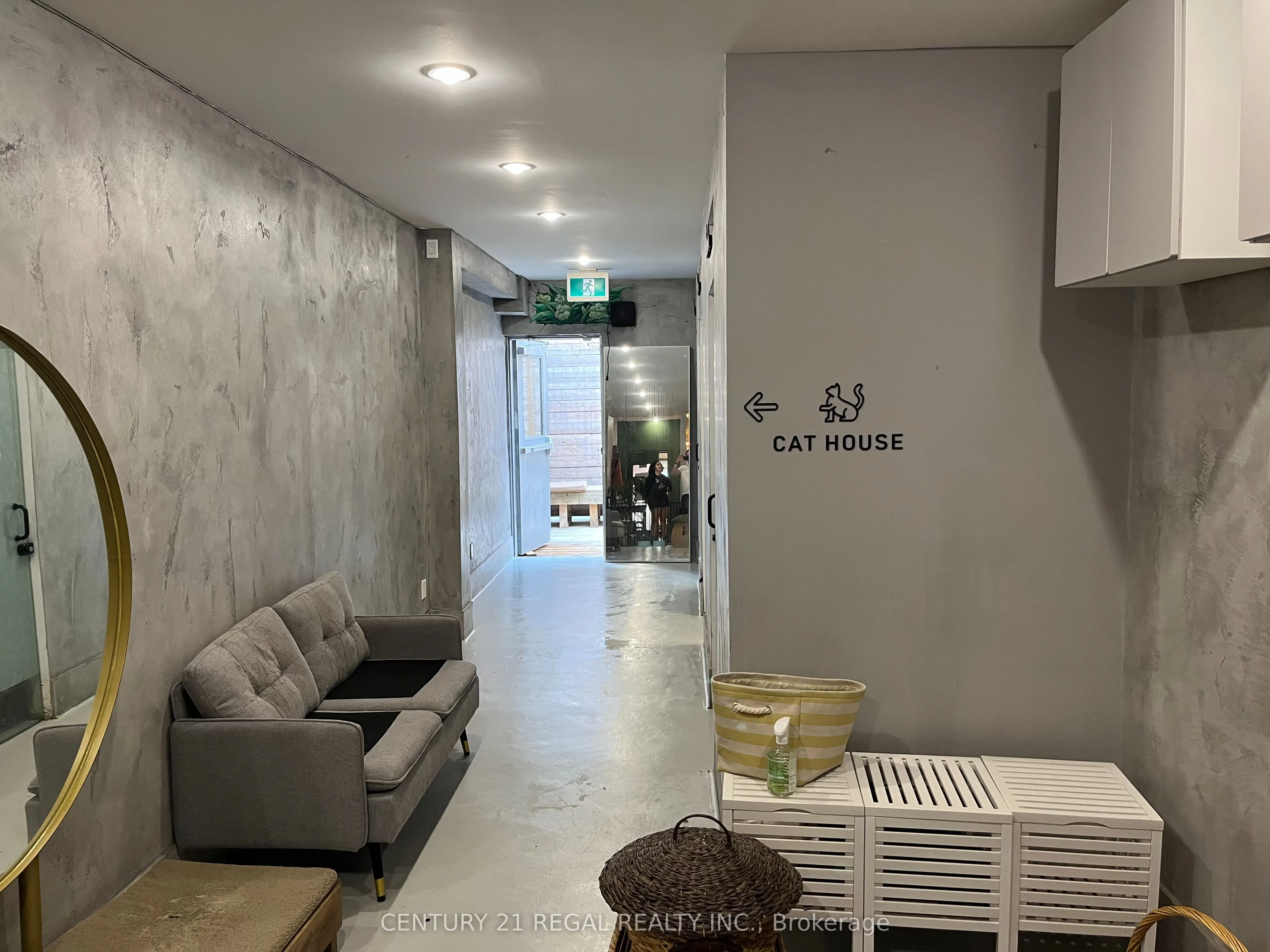 867 DUNDAS Street W