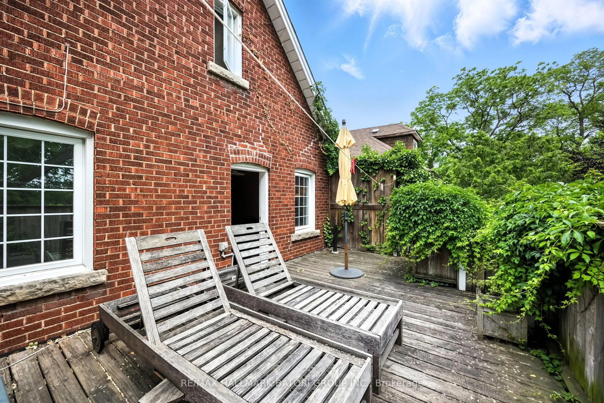 33 Burnaby Boulevard