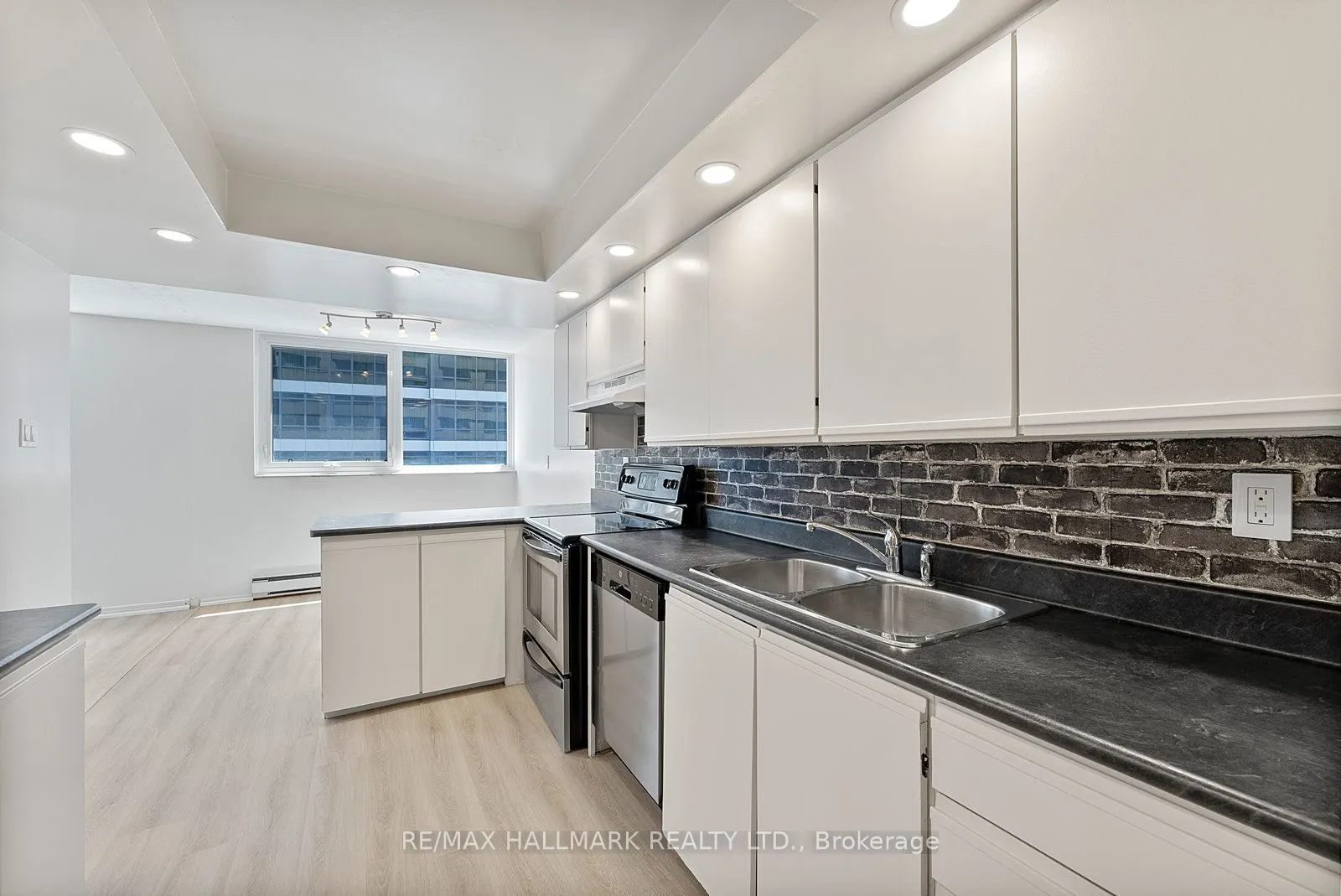 360 Bloor Street E, #1107