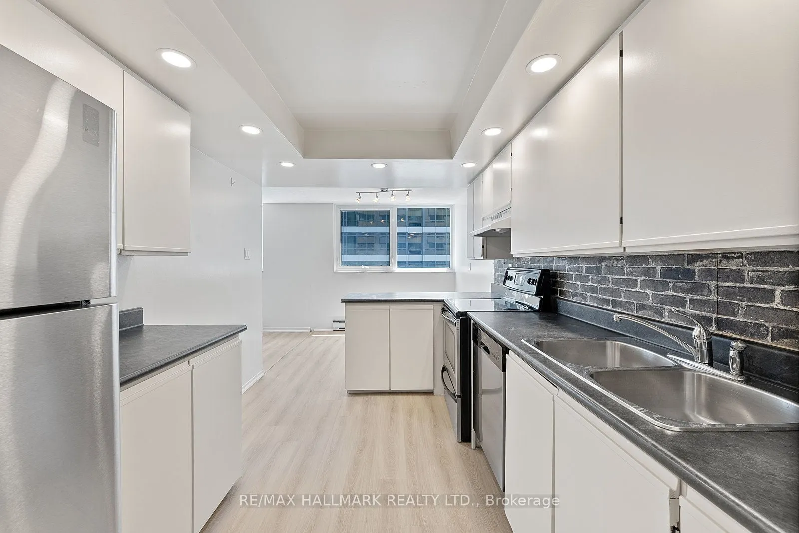360 Bloor Street E, #1107