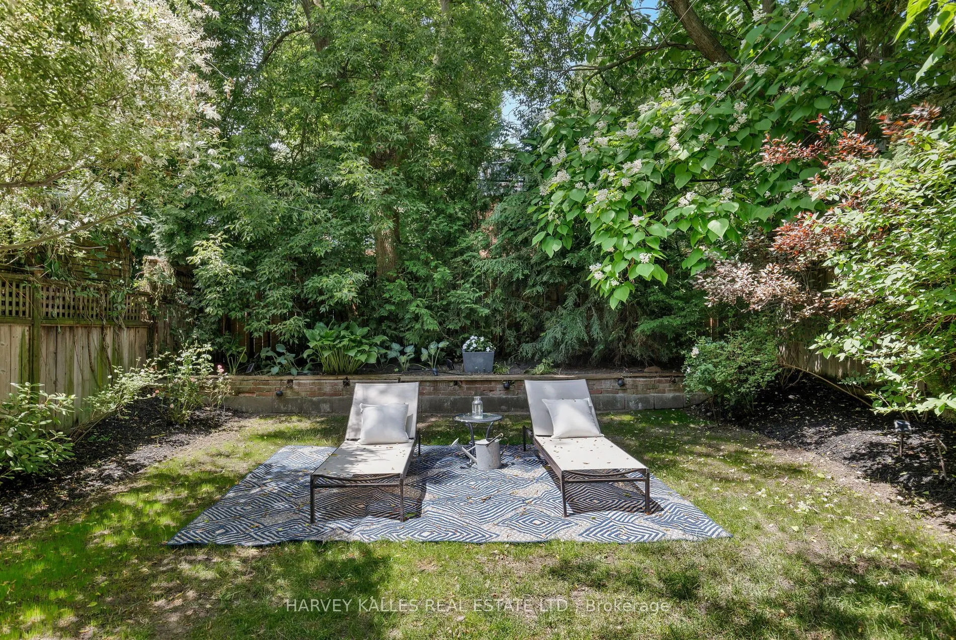 8 Edgewood Crescent