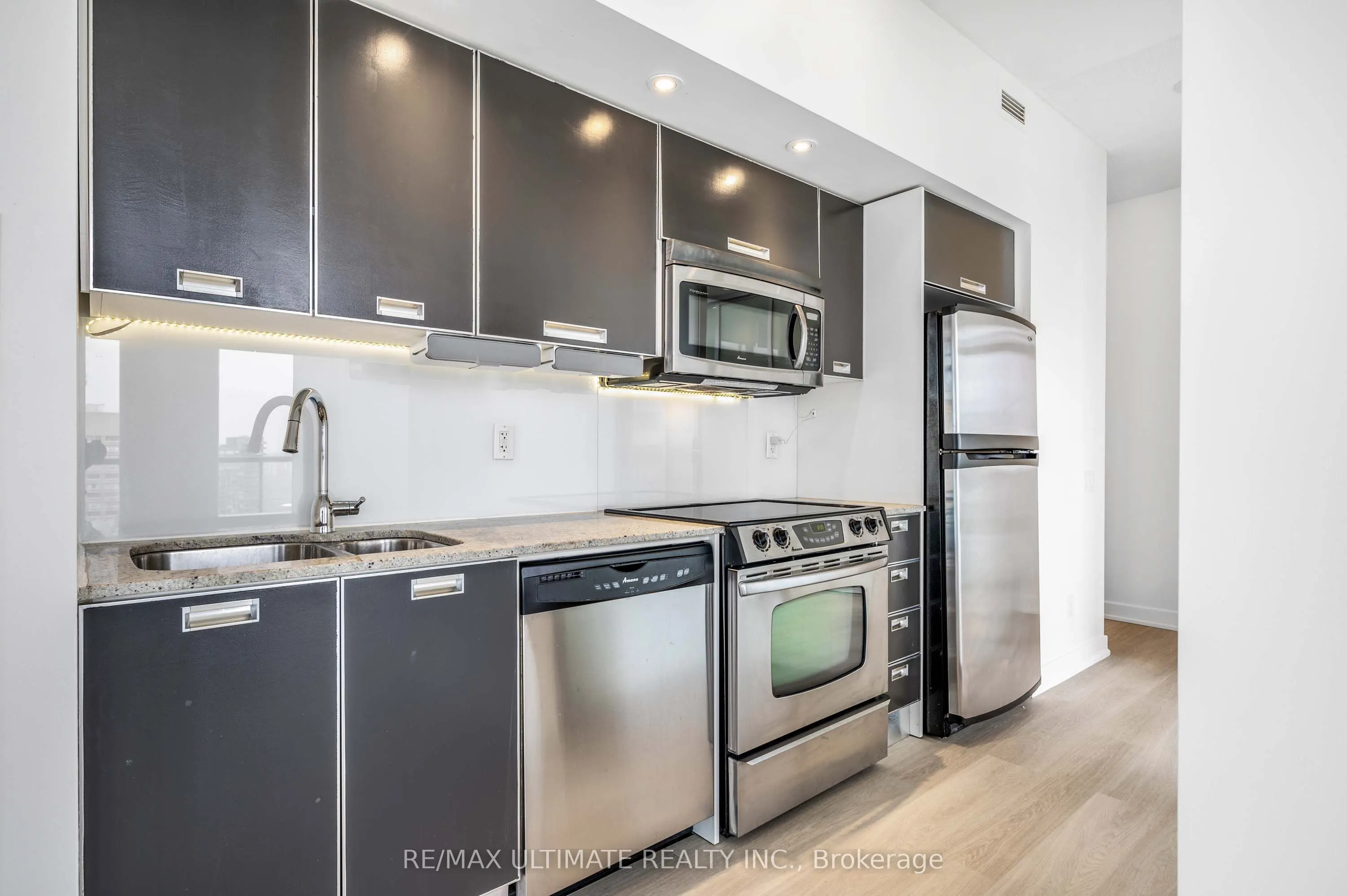 33 Charles Street E, #3808
