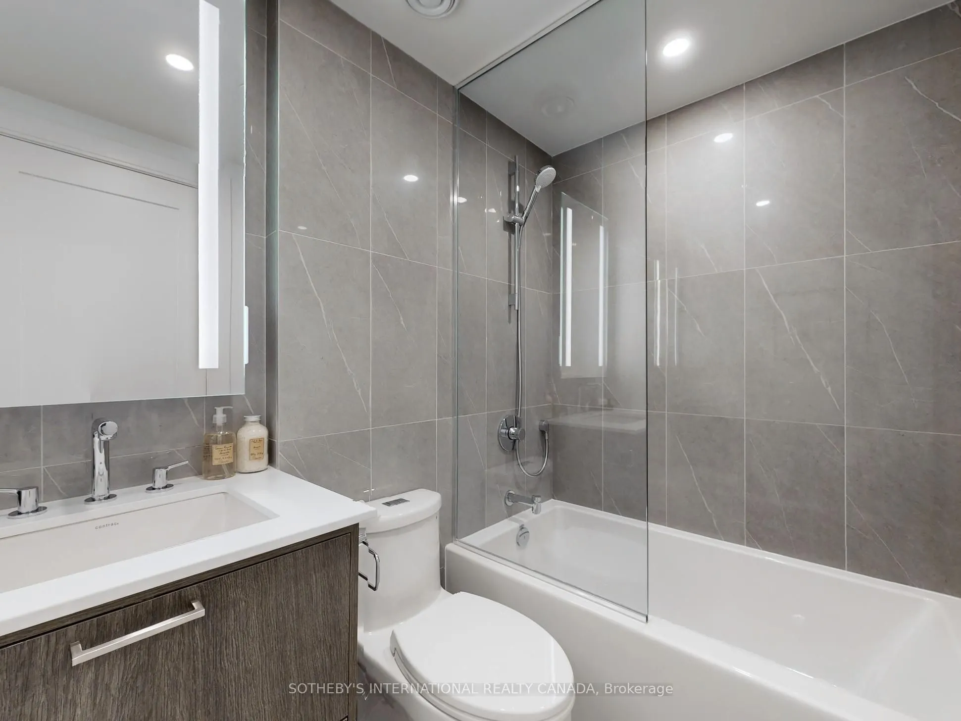 30 Inn On the Park Drive, #518
