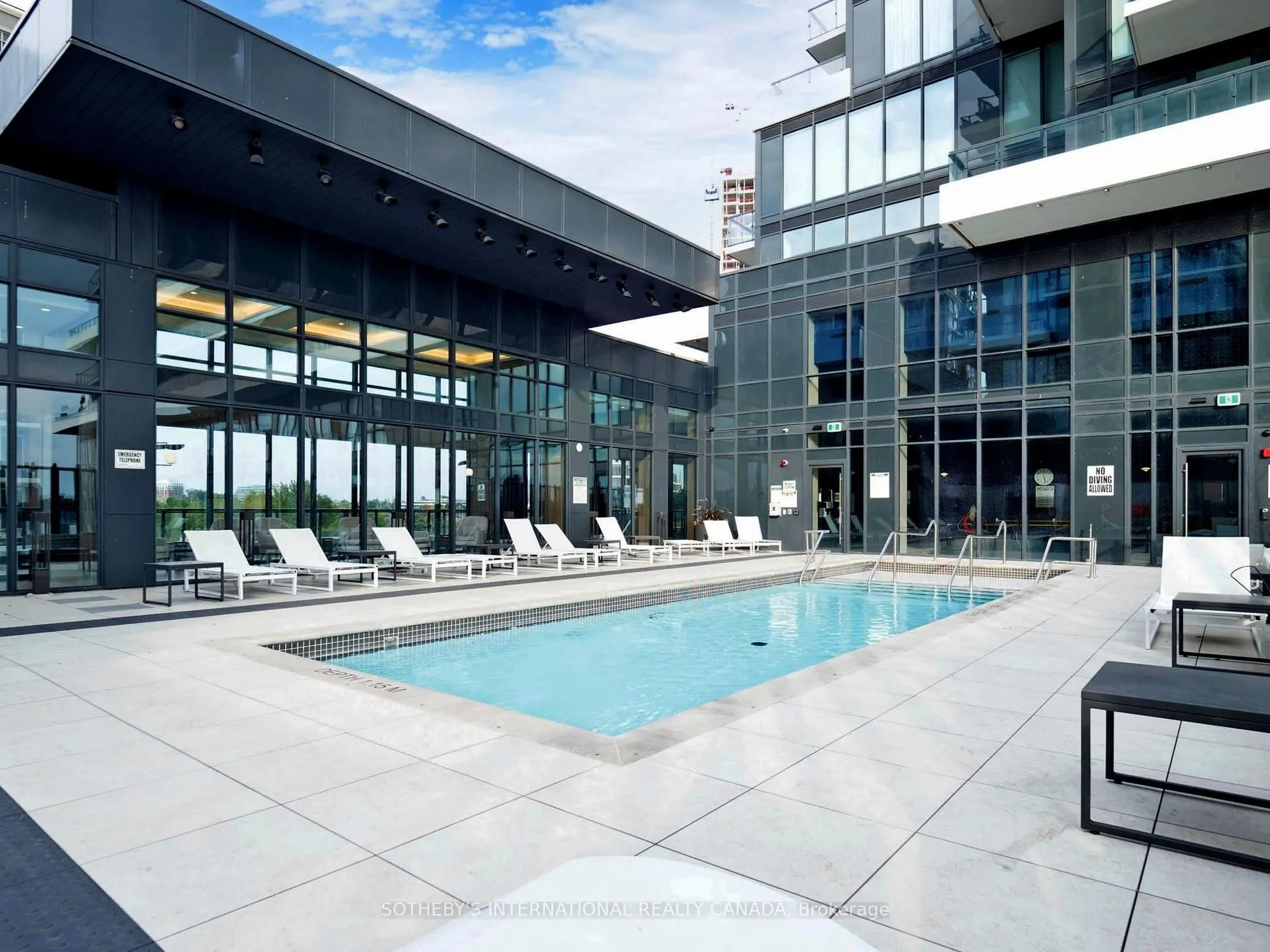30 Inn On the Park Drive, #518