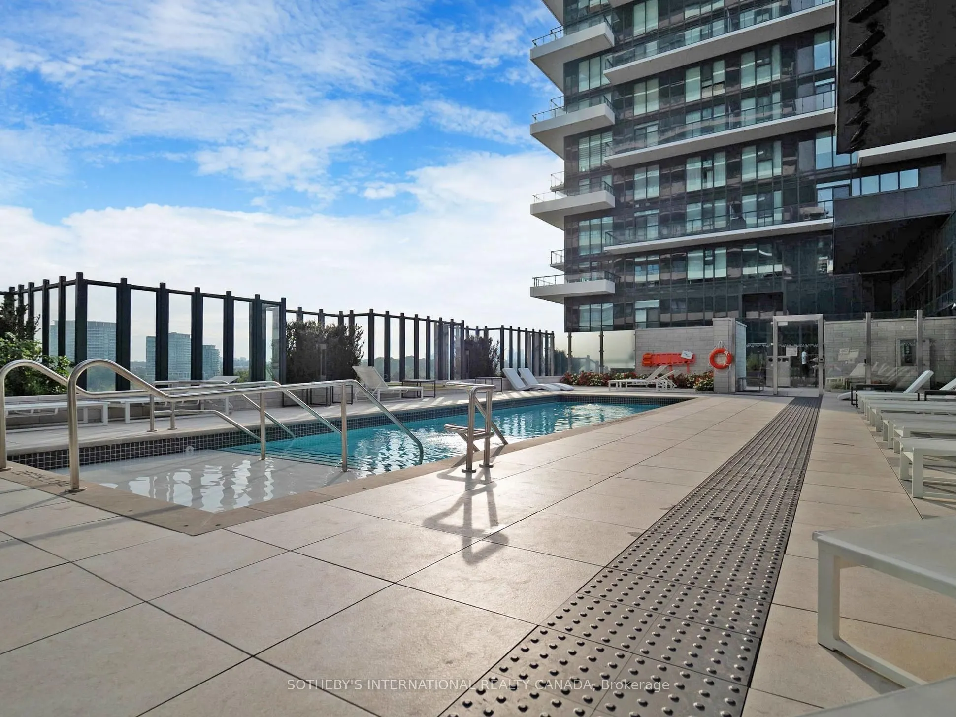 30 Inn On the Park Drive, #518