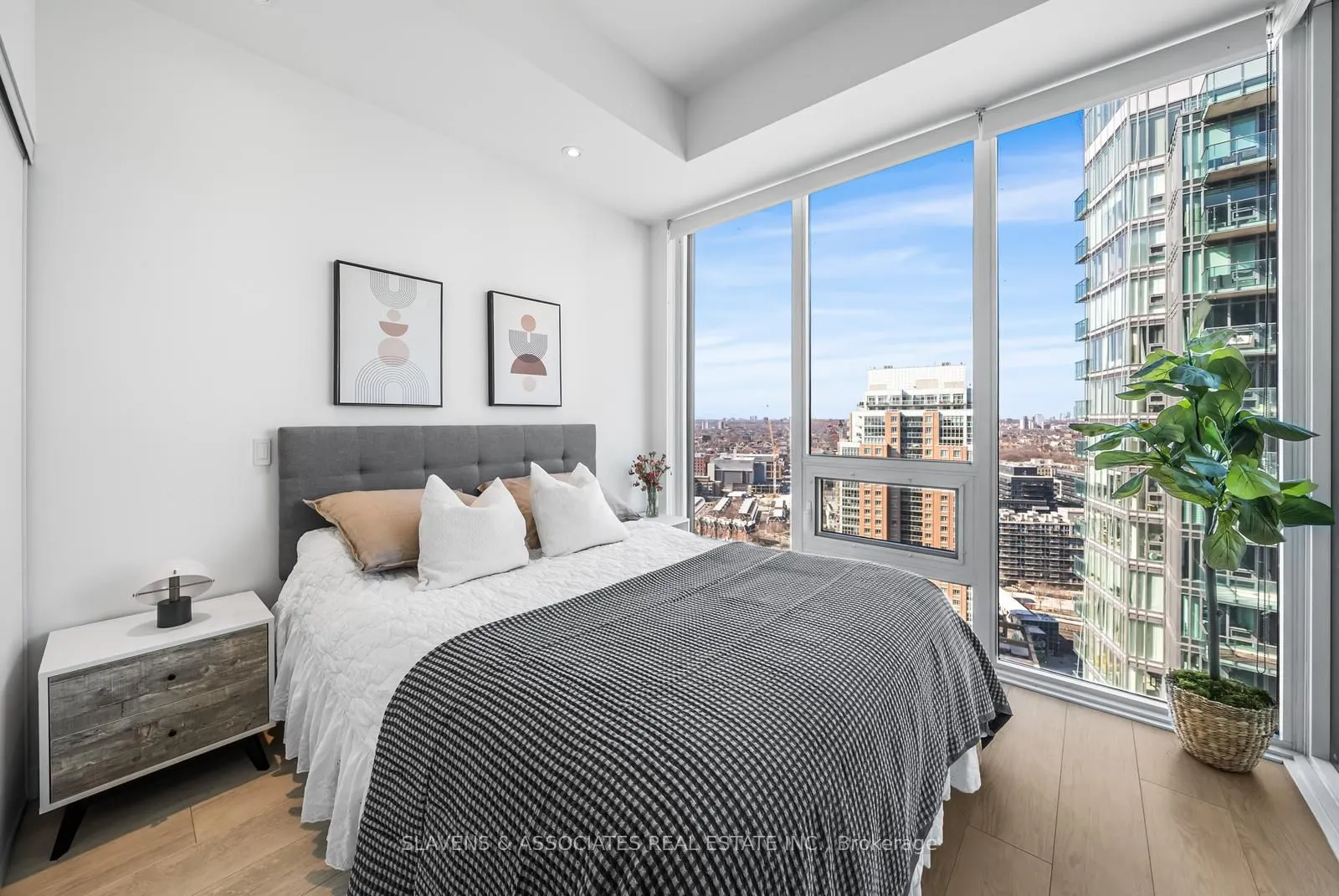 135 East Liberty Street, #2406