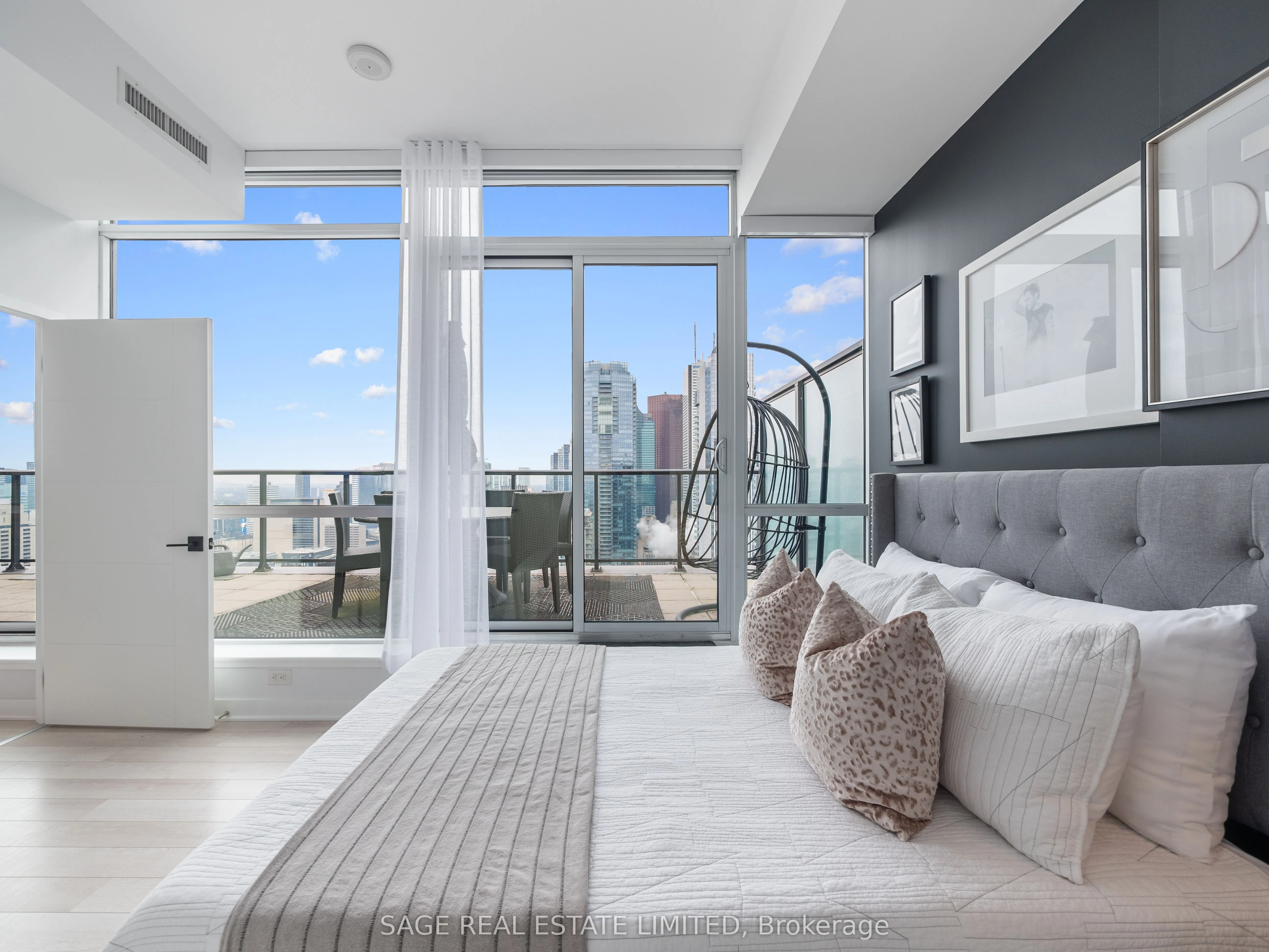 290 Adelaide Street W, #4104