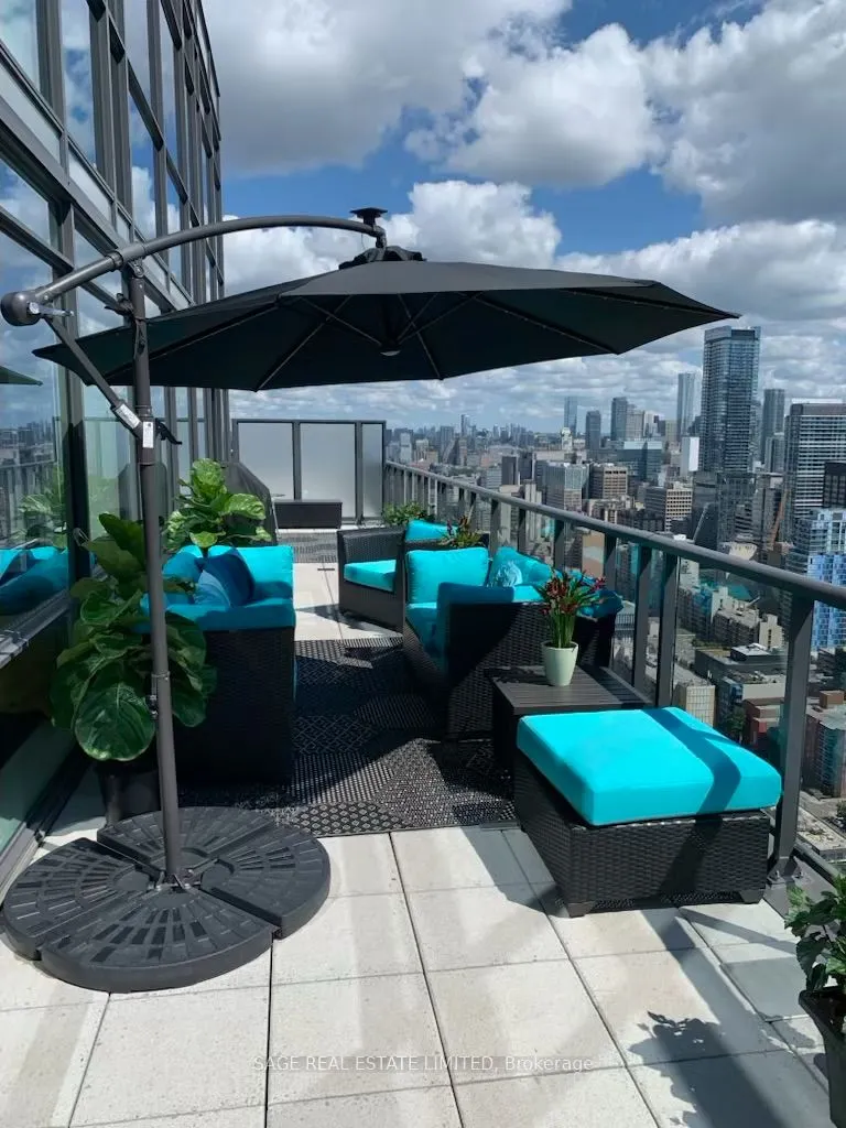 290 Adelaide Street W, #4104