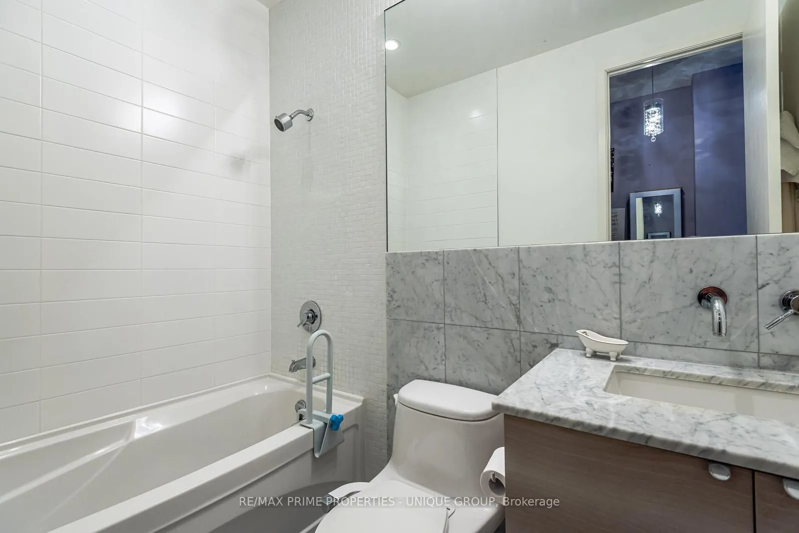 380 Macpherson Avenue, #209