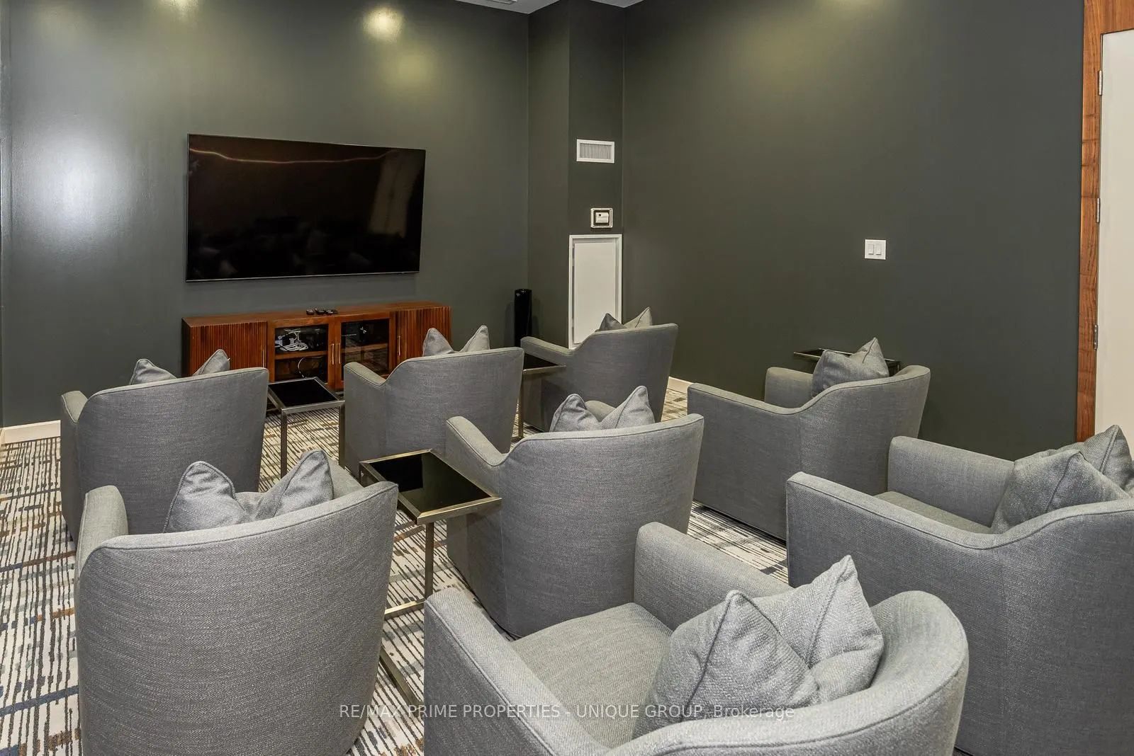 380 Macpherson Avenue, #209