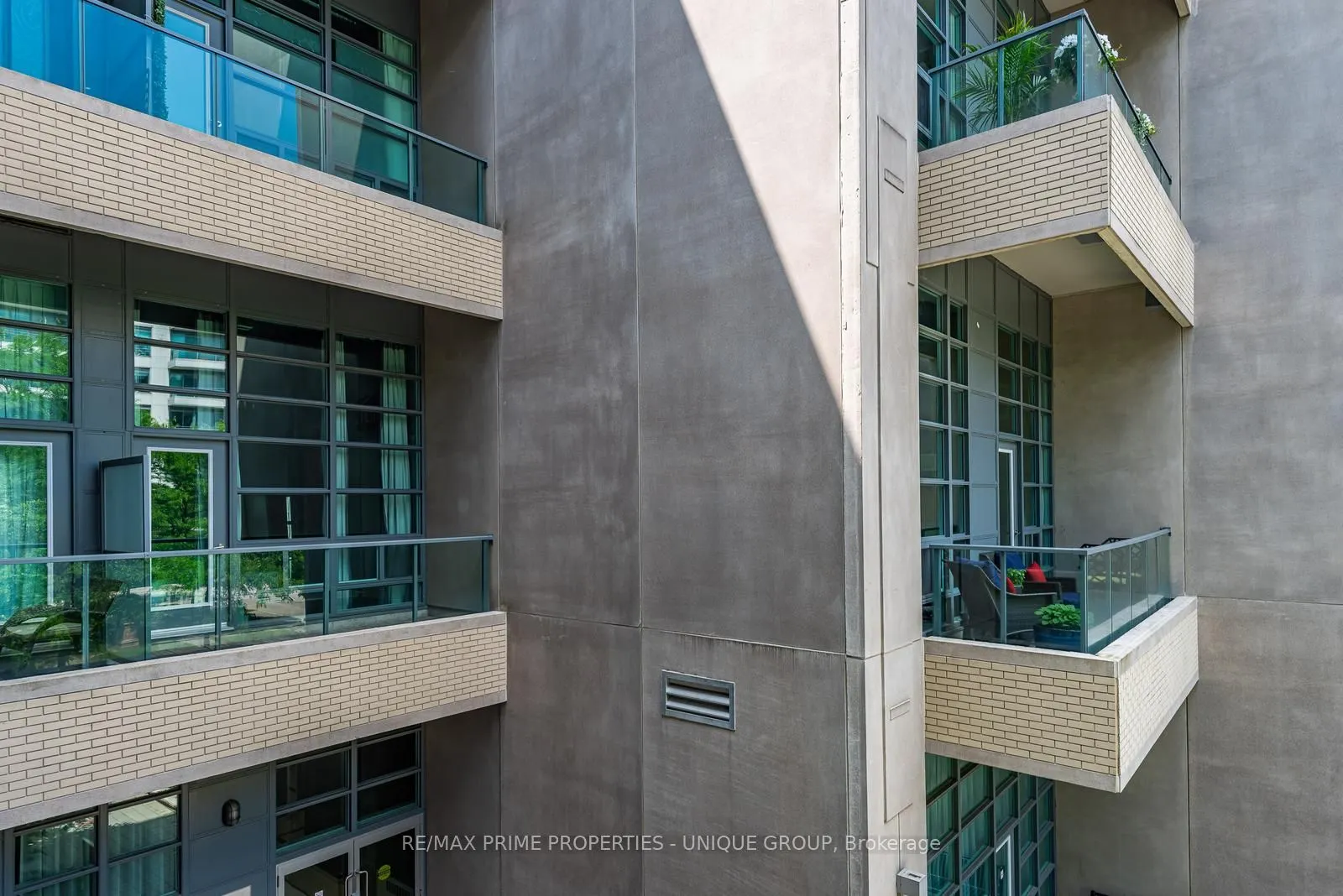 380 Macpherson Avenue, #209