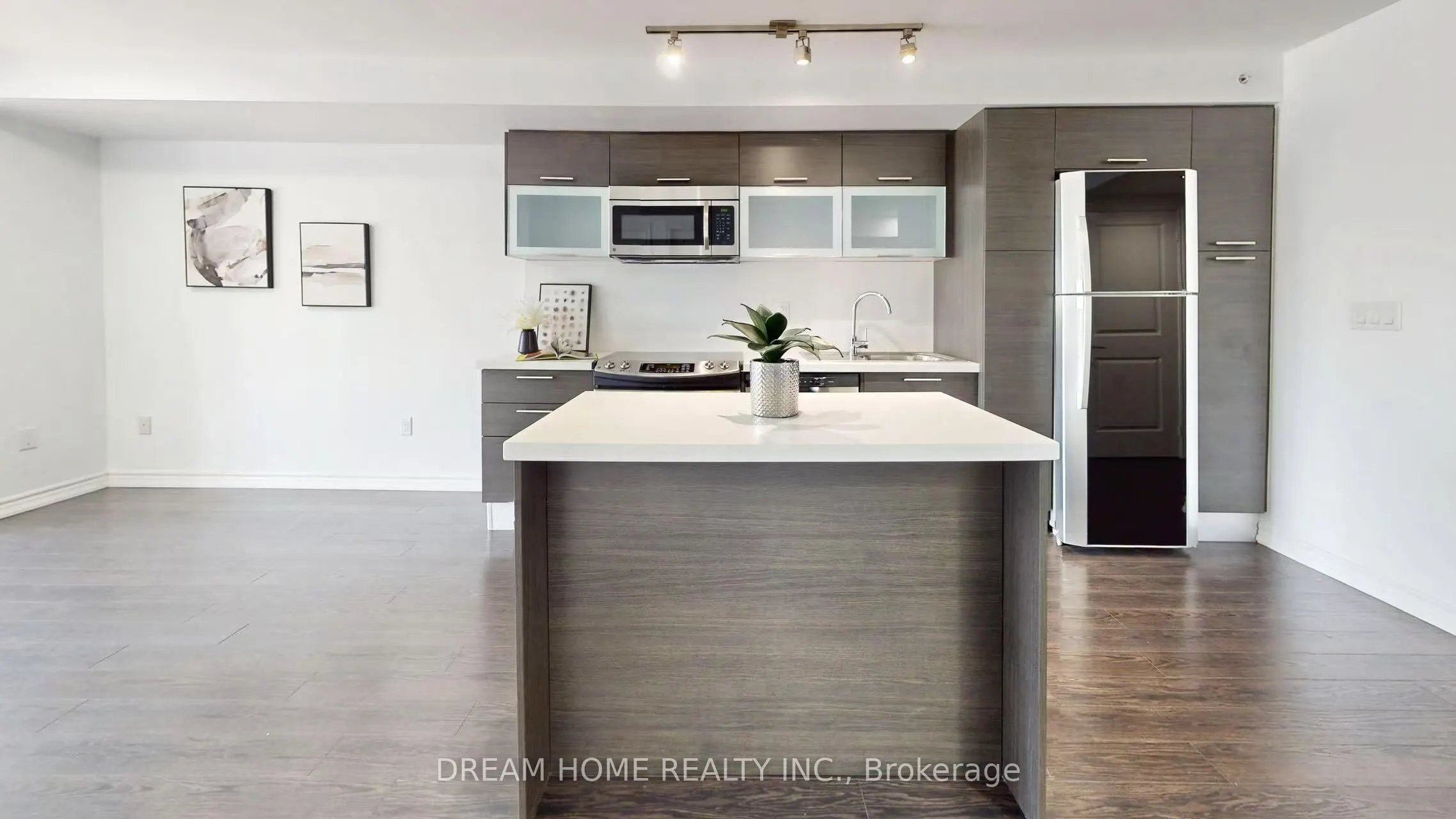386 Yonge Street, #2105