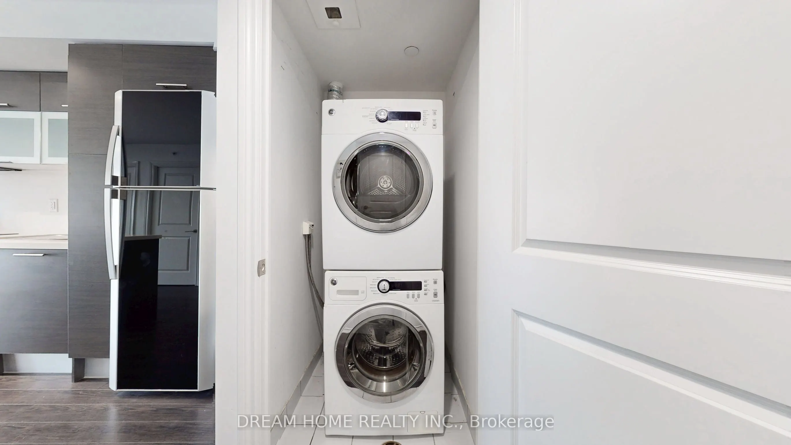 386 Yonge Street, #2105