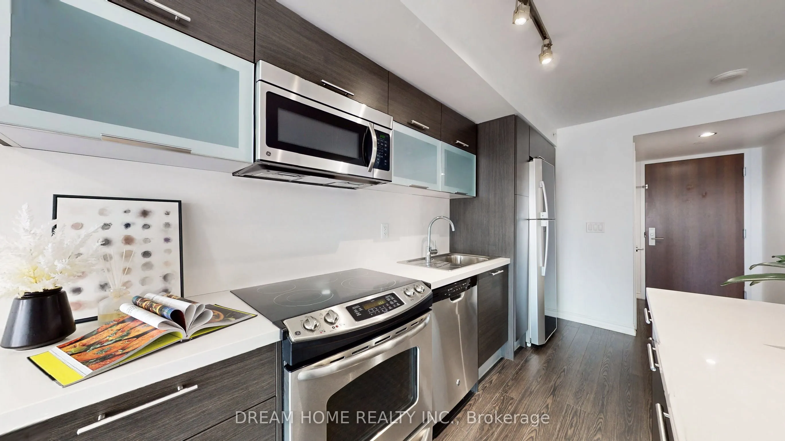 386 Yonge Street, #2105