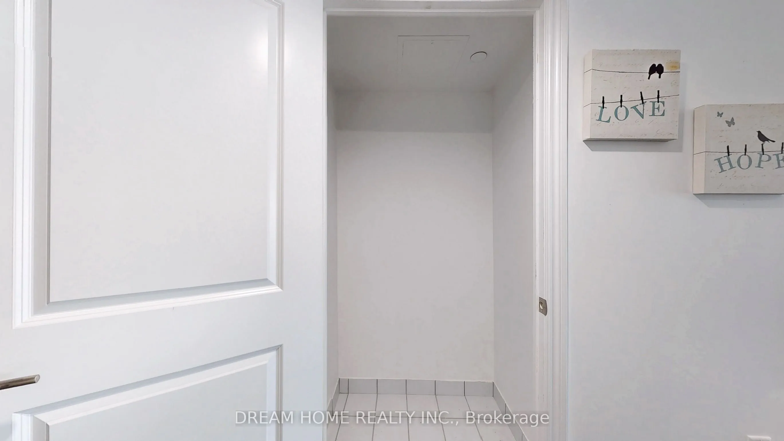 386 Yonge Street, #2105