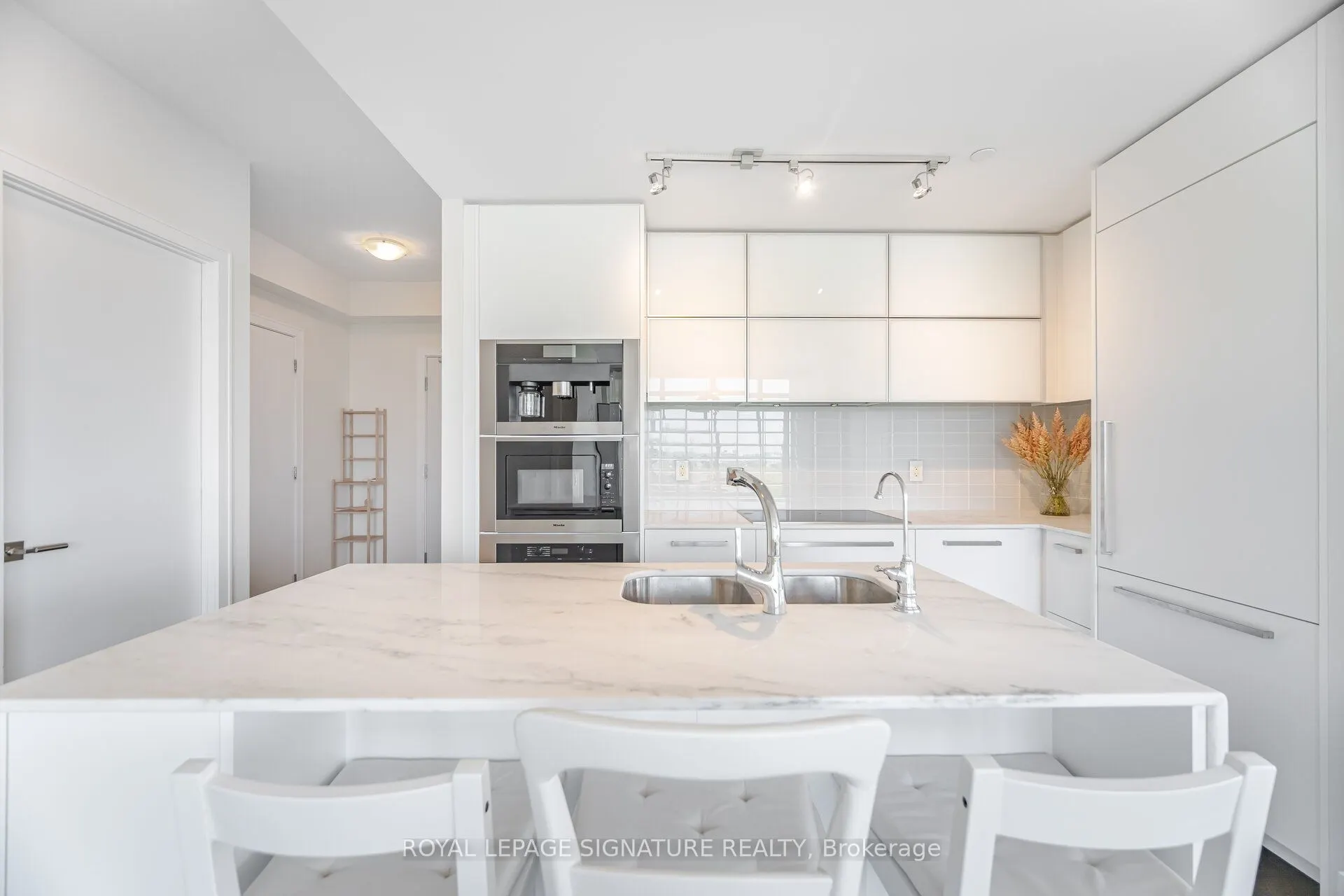 170 Avenue Road, #810