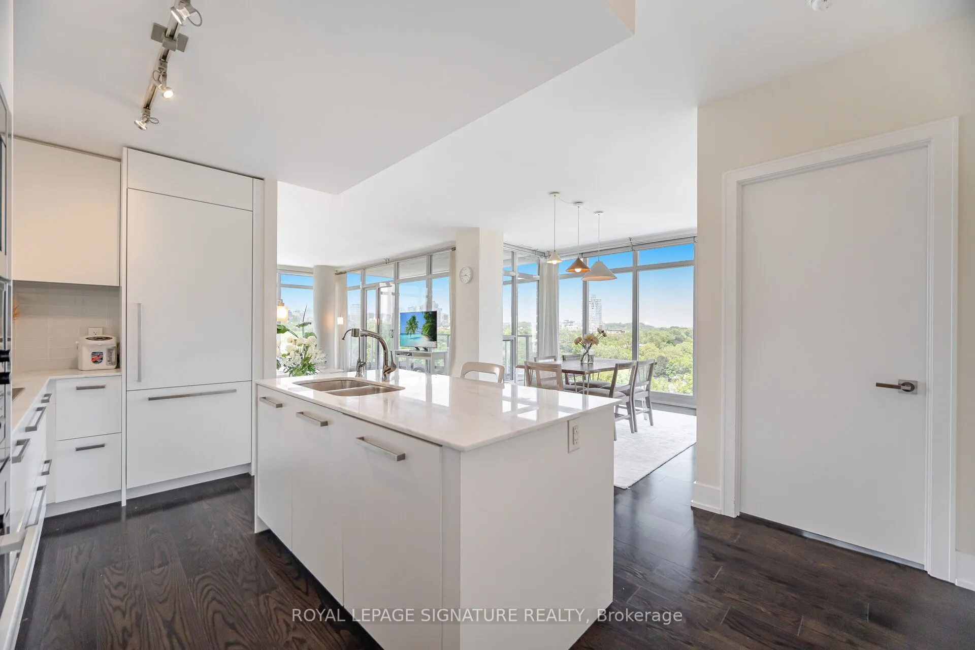 170 Avenue Road, #810