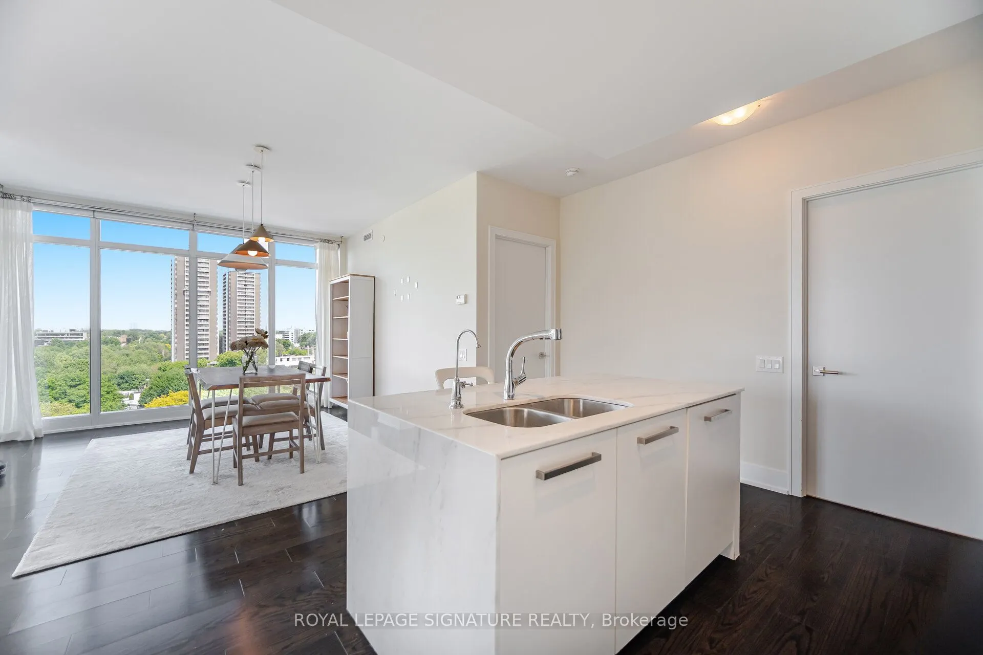 170 Avenue Road, #810