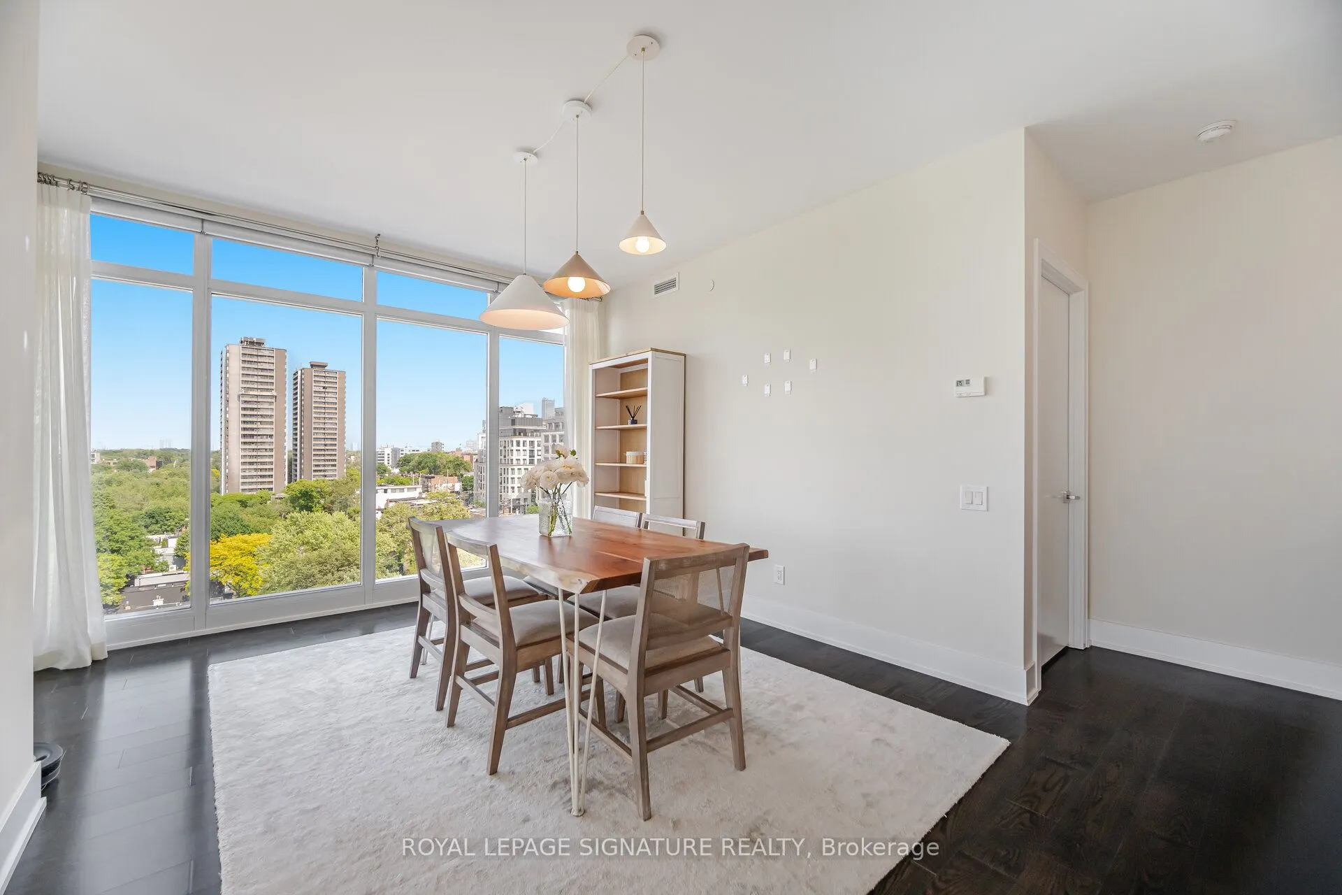 170 Avenue Road, #810