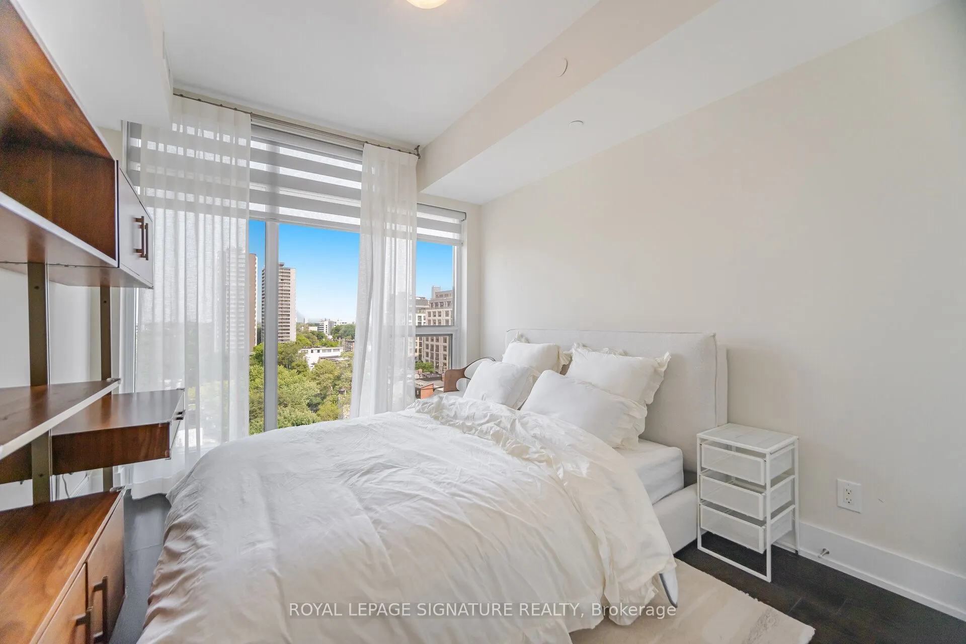 170 Avenue Road, #810