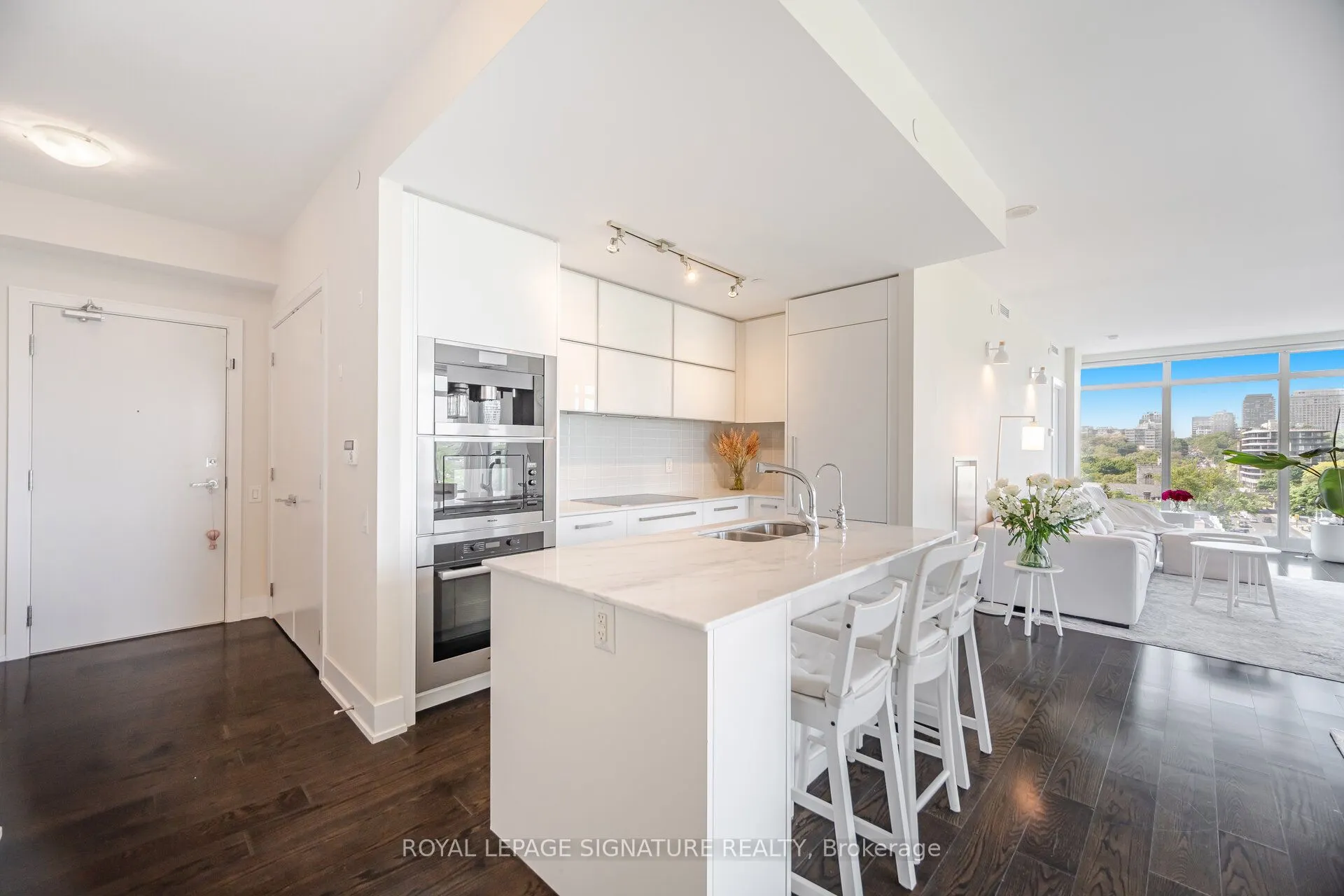 170 Avenue Road, #810