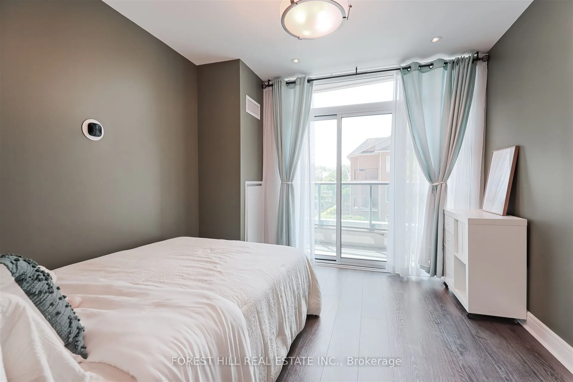 35 Brian Peck Crescent, #TH 120
