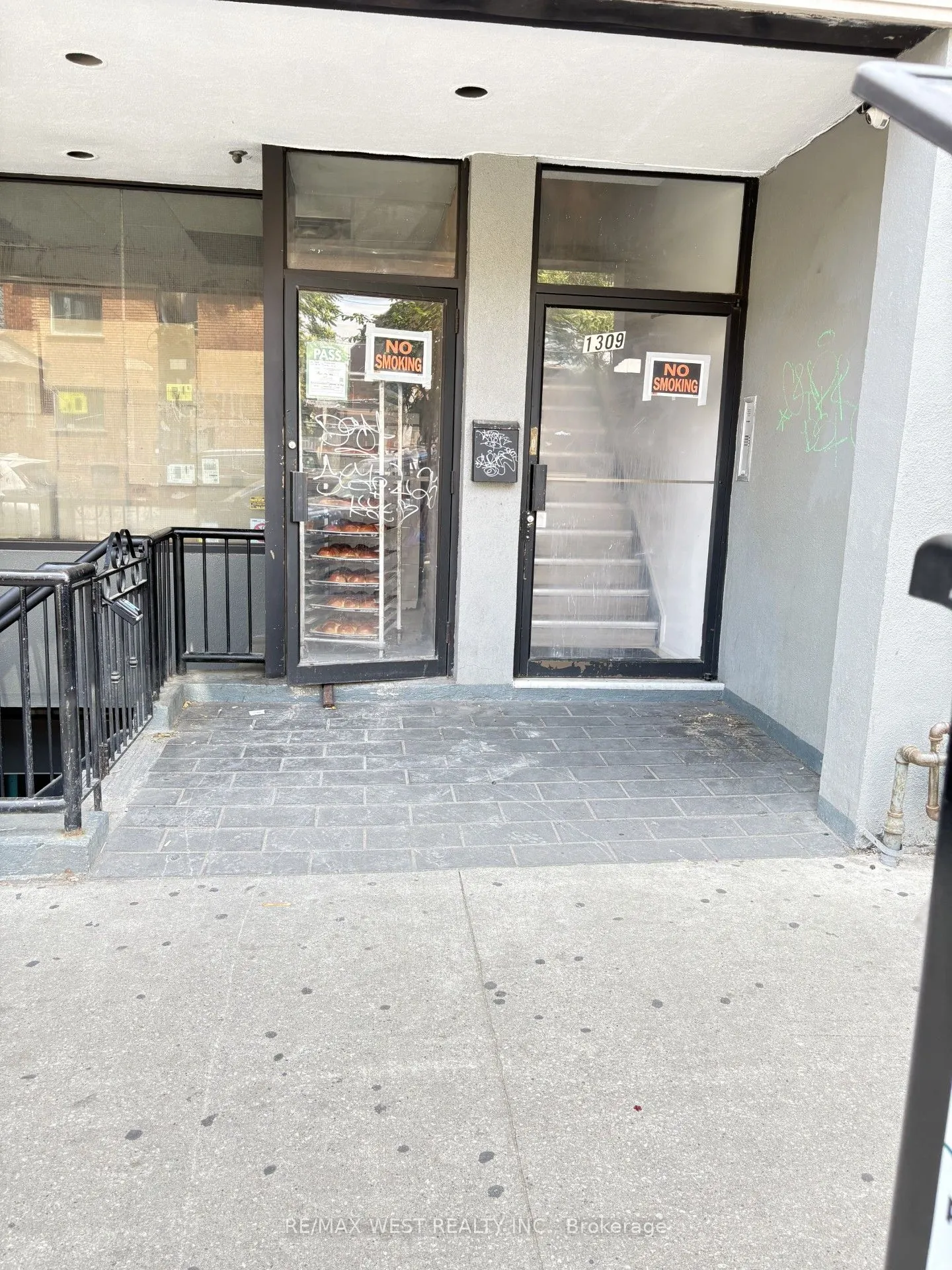 1309 Dundas Street W