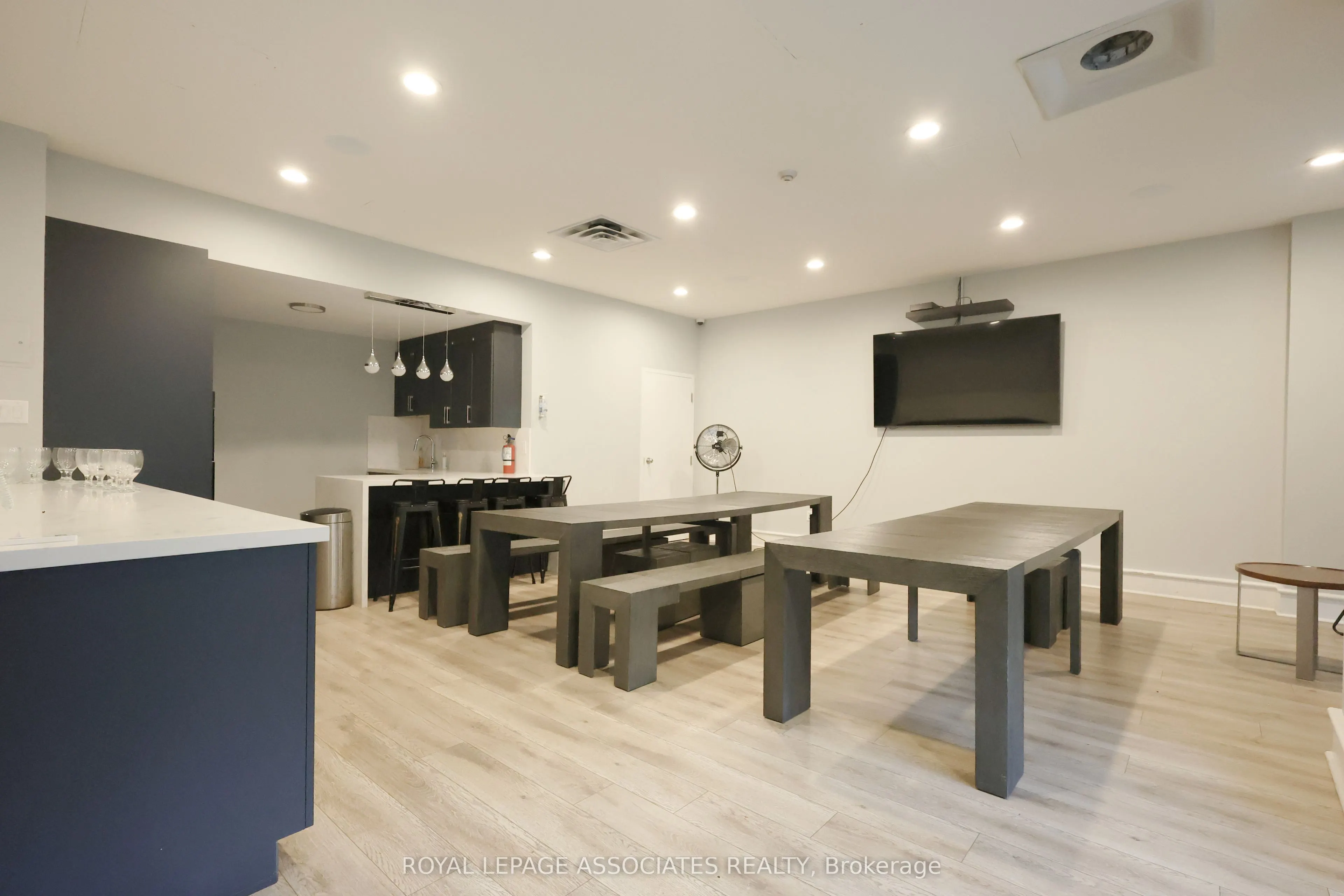 21 Overlea Boulevard, #208