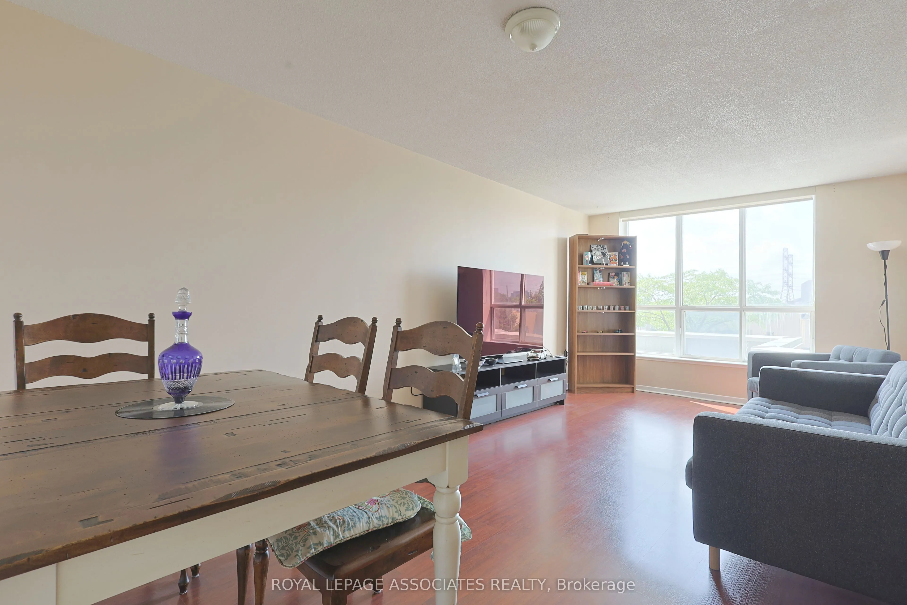 21 Overlea Boulevard, #208