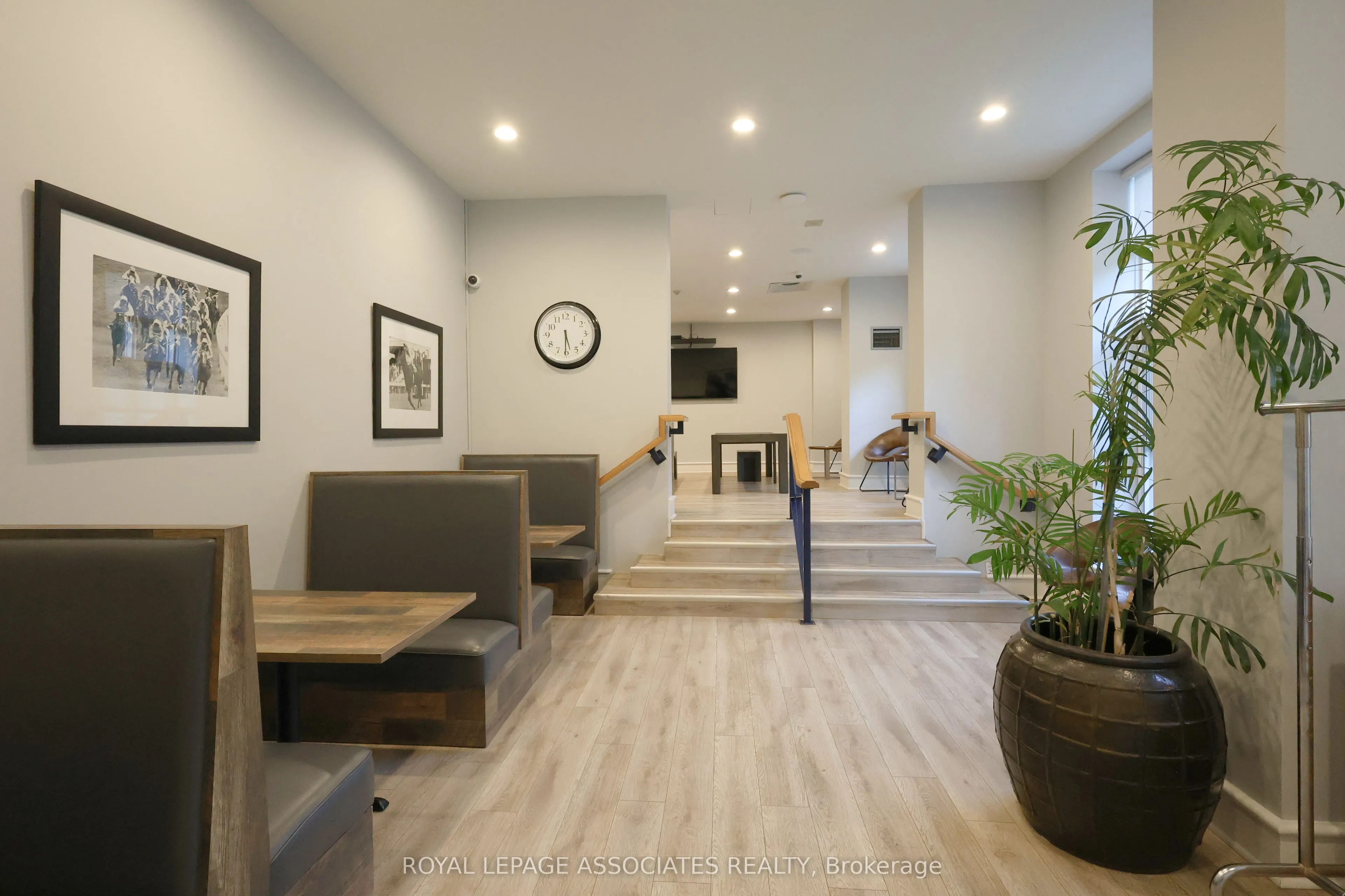 21 Overlea Boulevard, #208