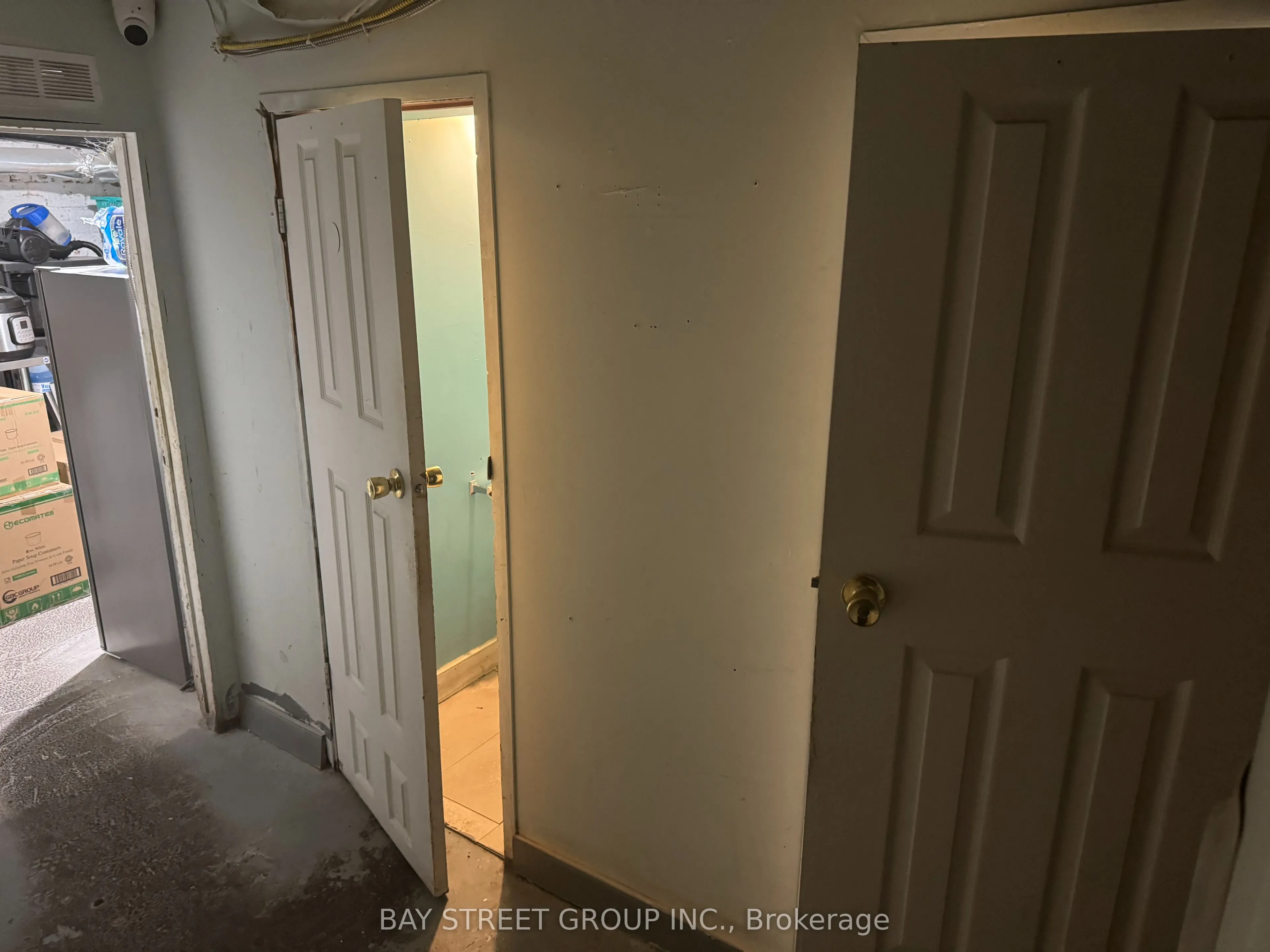 690 Bloor Street W