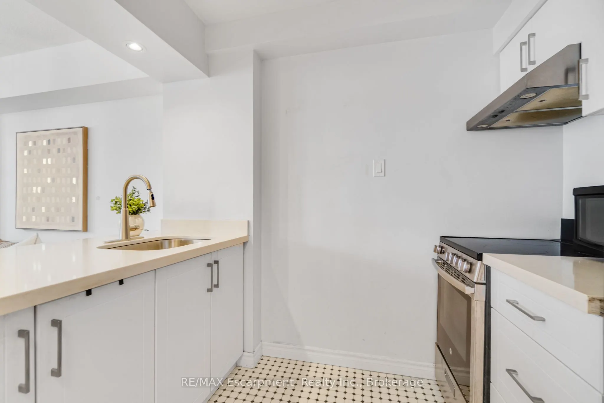 80 Saint Patrick Street, #820