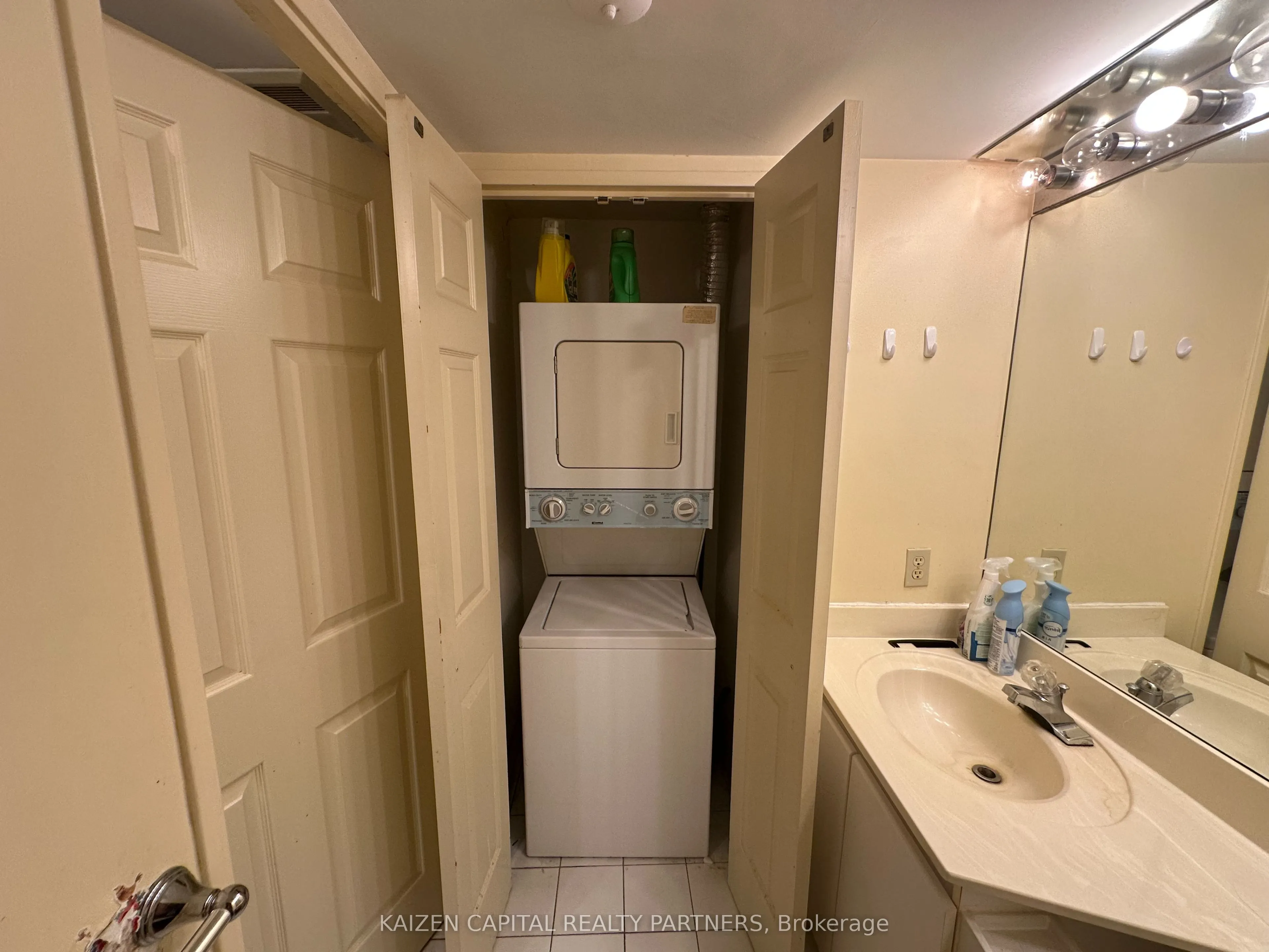 24 Wellesley Street W, #407