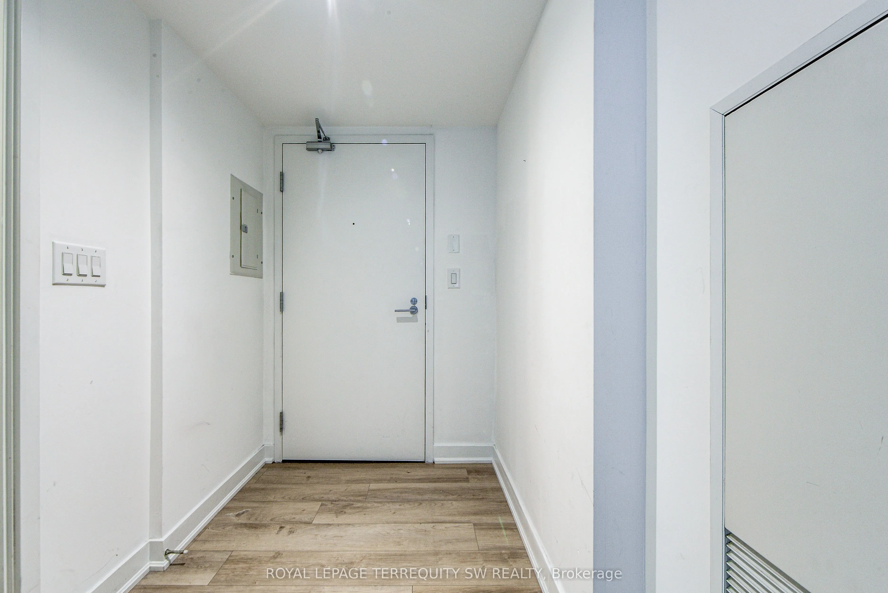 110 Charles Street E, #707