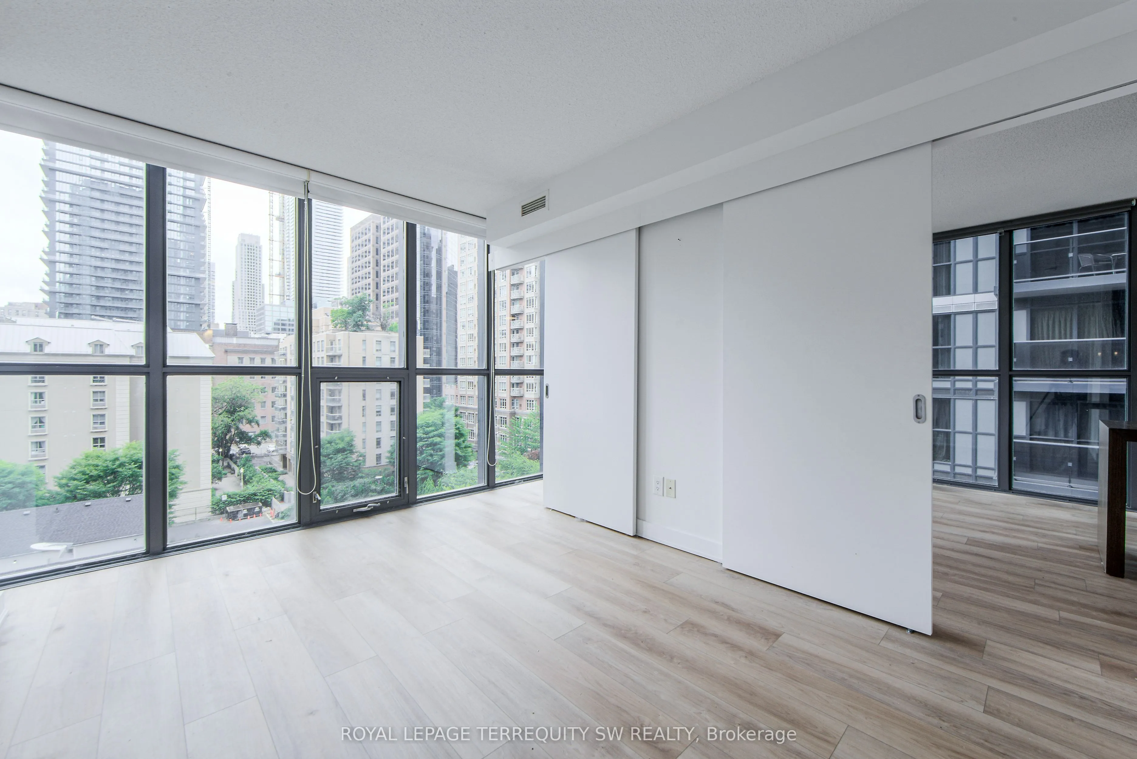 110 Charles Street E, #707