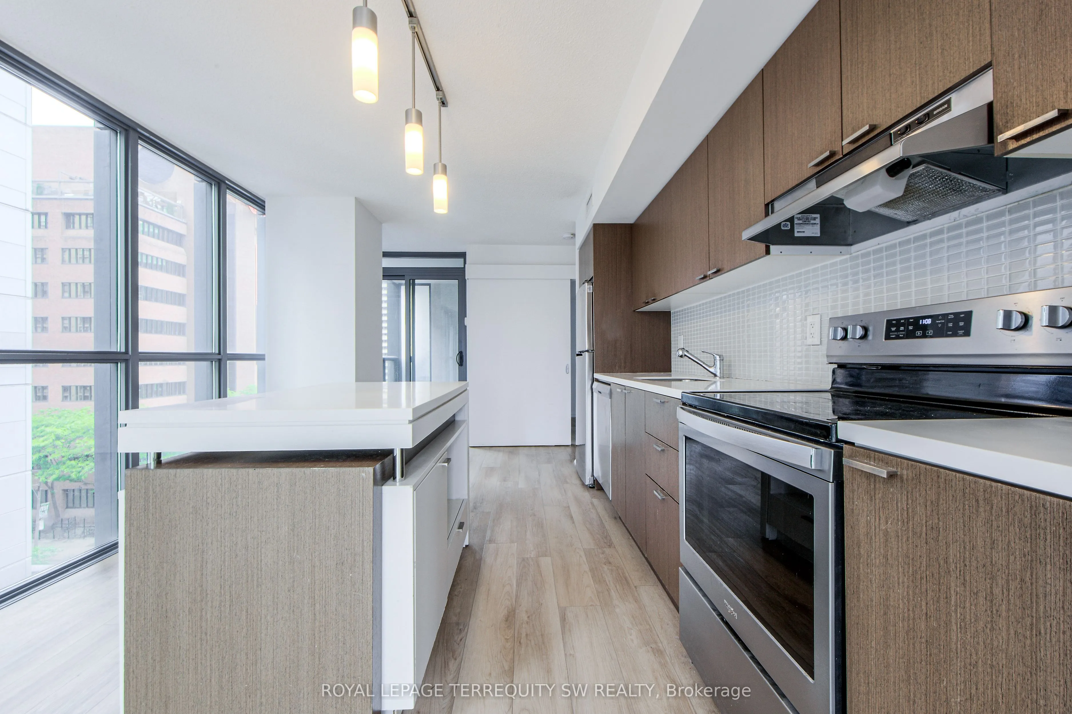 110 Charles Street E, #707